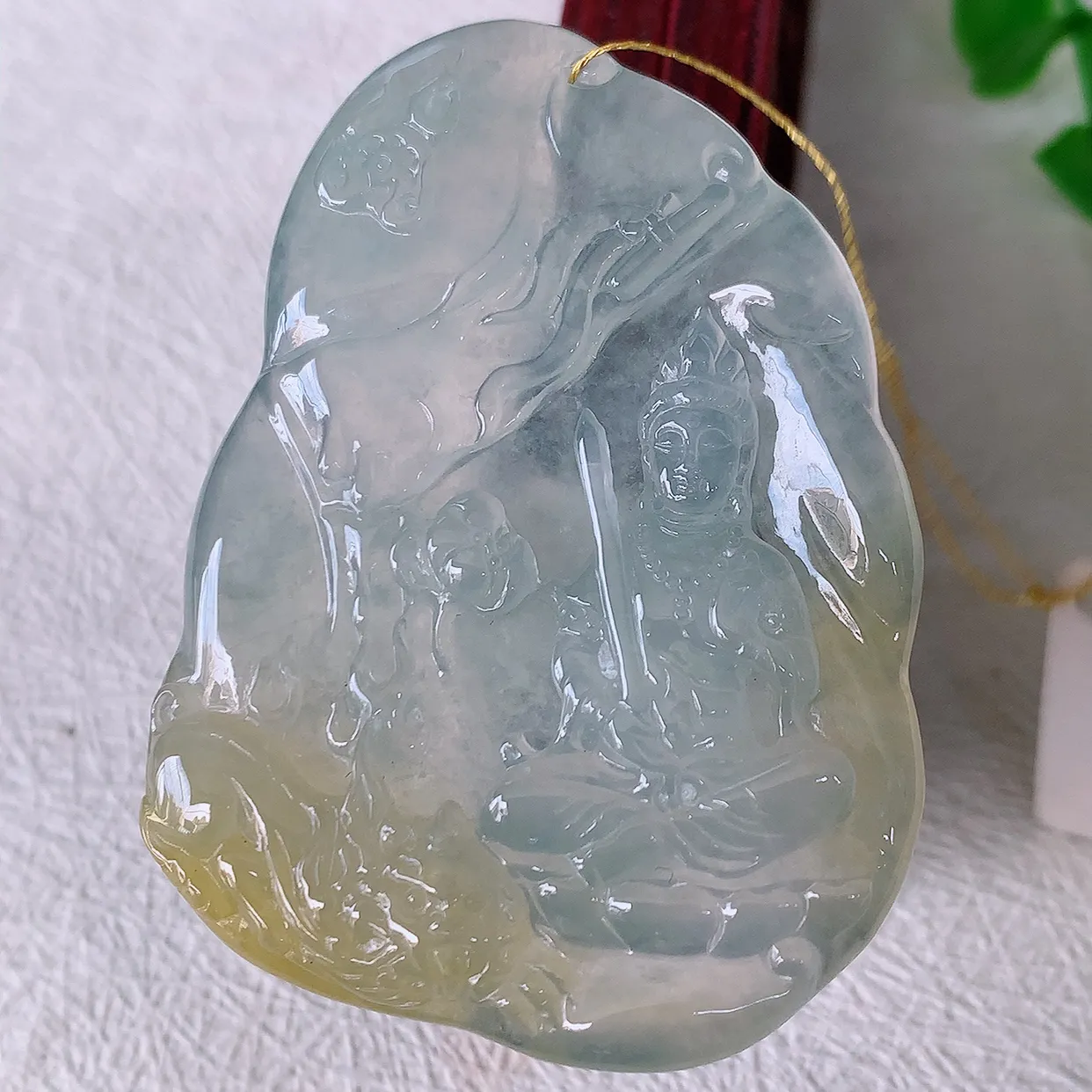 自然光实拍，冰种黄翡双彩翡翠普贤菩萨吊坠，赐福翡翠观音，种水上乘，晶莹剔透，起强玻璃光泽。翠绿迷人，