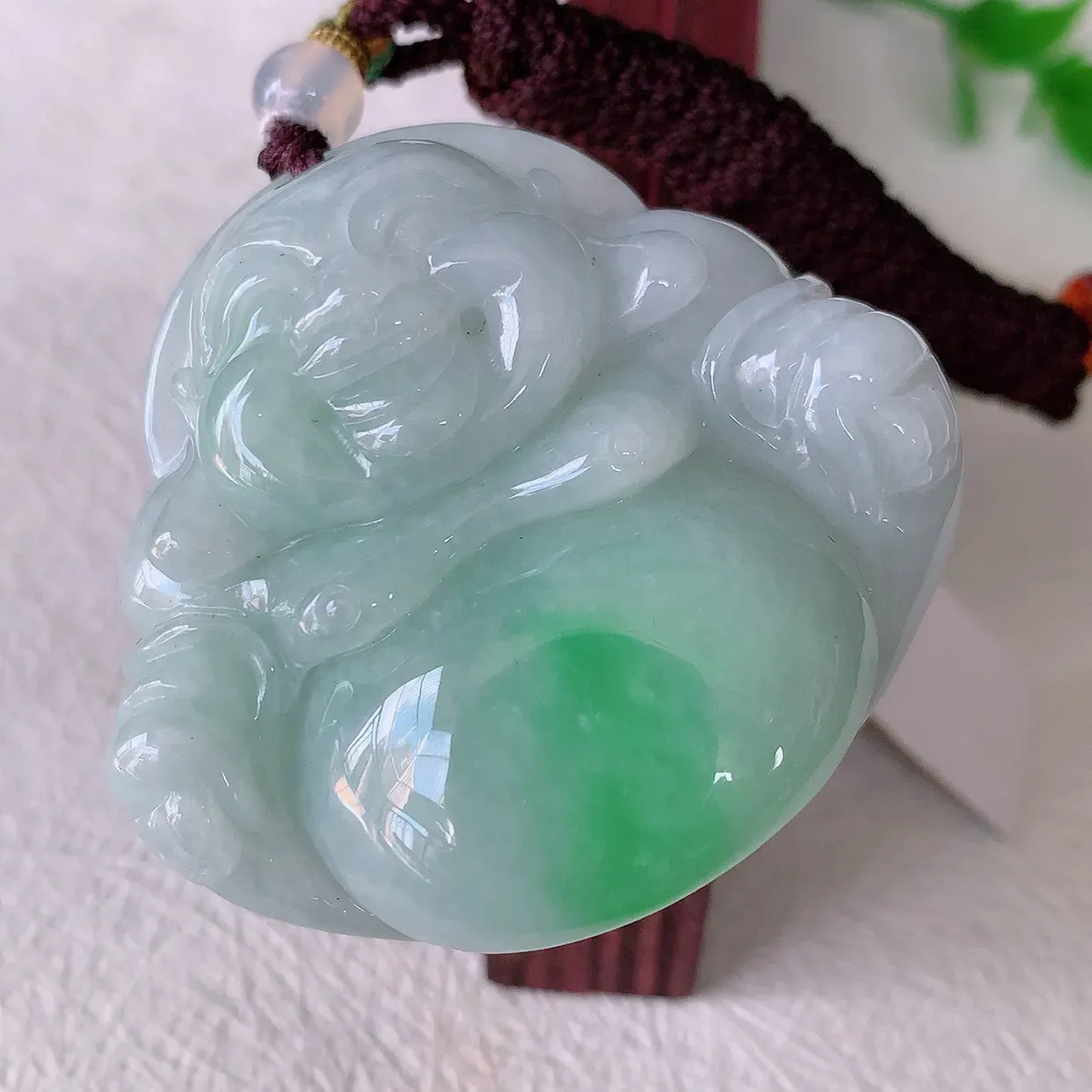 自然光实拍，大件厚装飘绿佛公吊坠，翡翠笑佛，饱满，开脸喜庆，配戴优雅迷人！#46.9