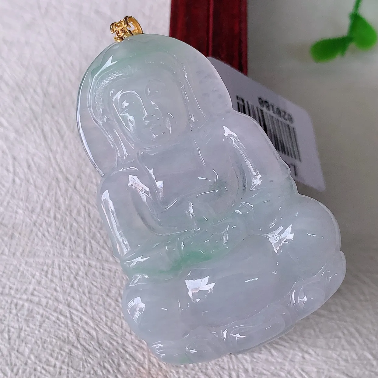 18K金镶嵌冰飘绿翡翠观音菩萨吊坠，赐福翡翠观音，观音面相端庄，品相佳，佩戴气质！#35.9整体55裸石48.8*33.8*5