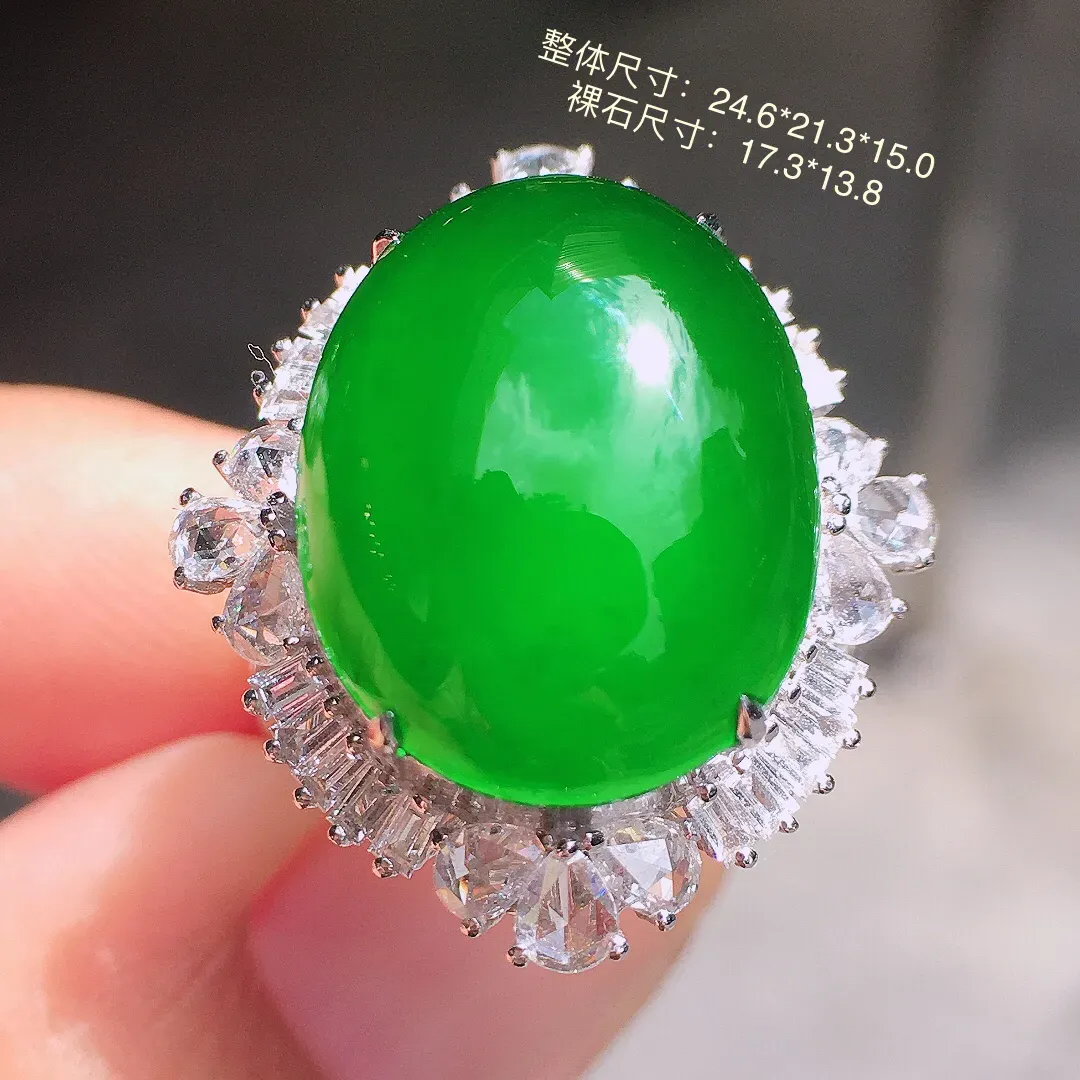 阳绿蛋面戒指，色泽均匀艳丽，玉质细腻，荧光感超
强，饱满圆润，尽显优雅气质，18k
金豪华镶嵌