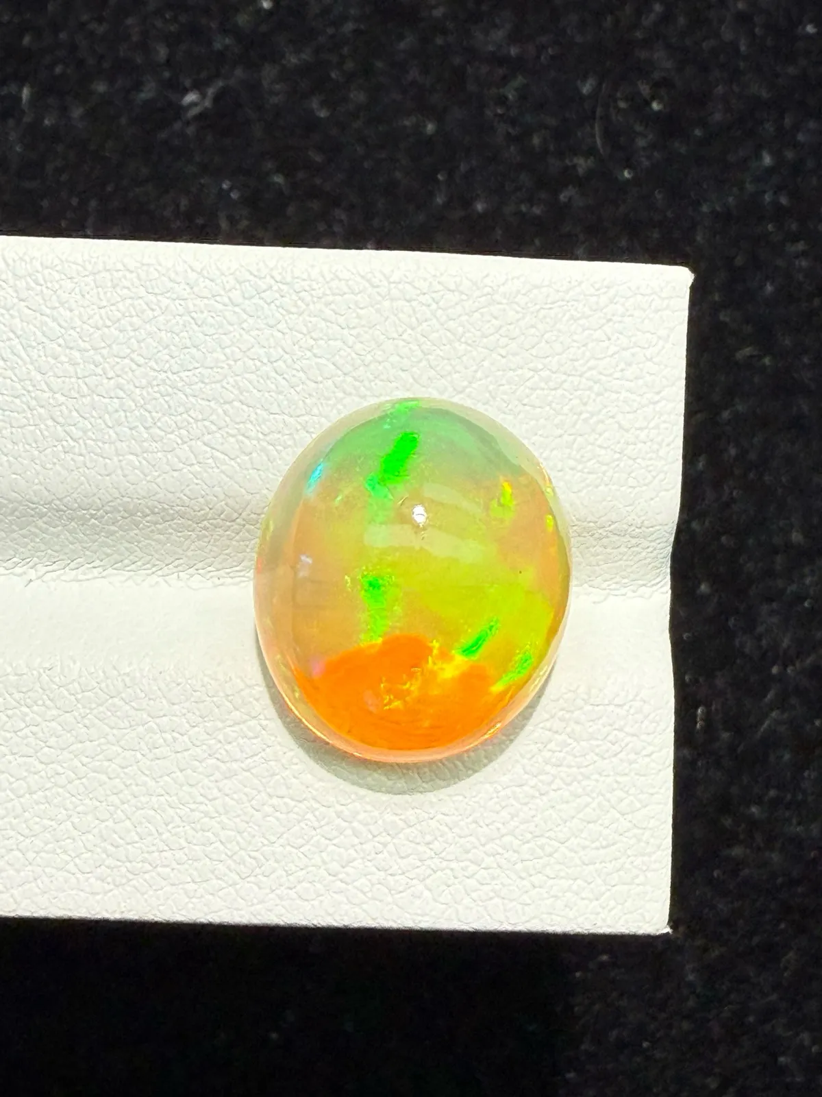 9.535ct天然彩欧泊裸石，尺寸16.1*14*9.3mm，颜色美艳，油画般色彩，火彩足。