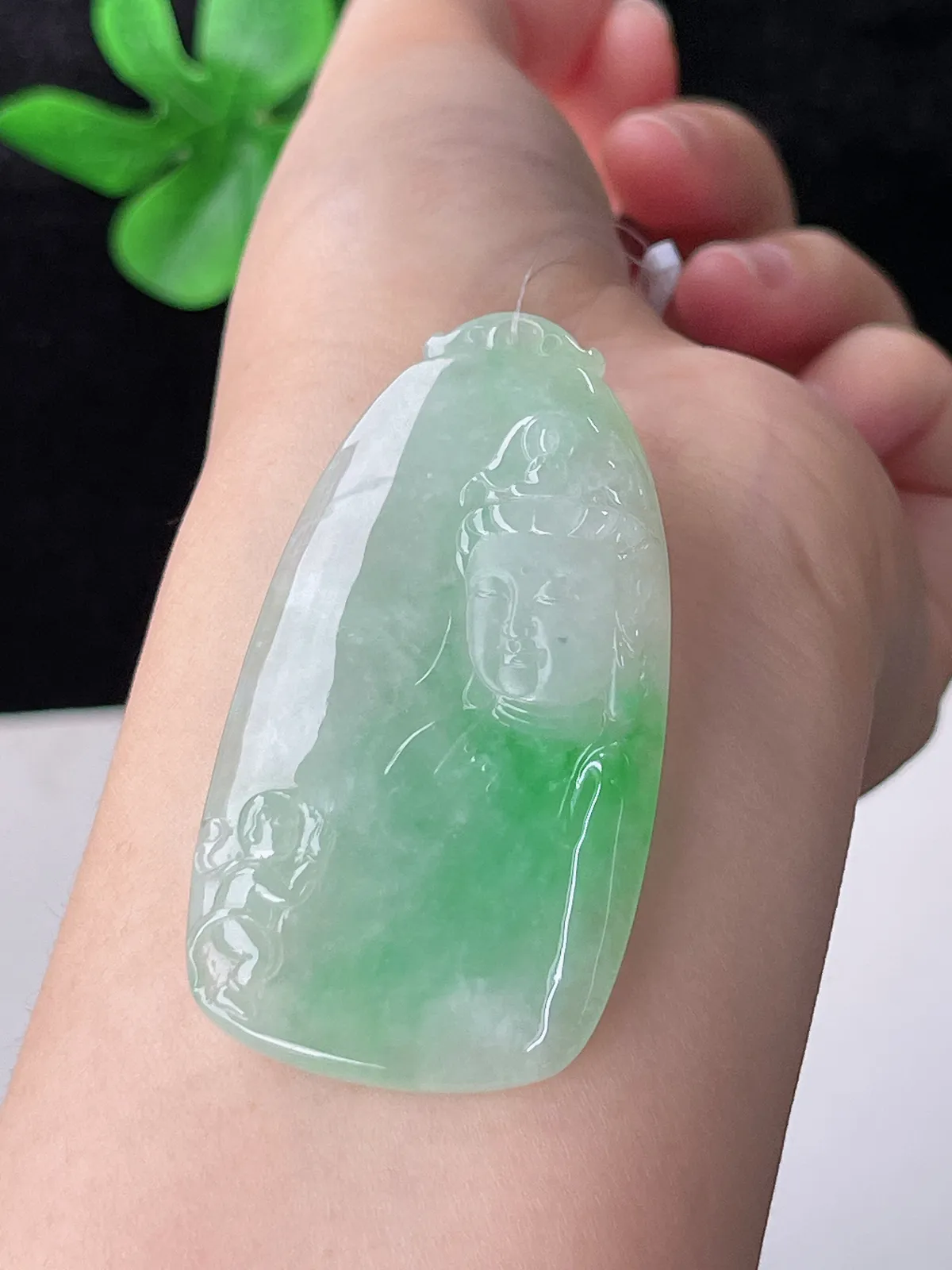翡翠冰糯种飘绿观音吊坠