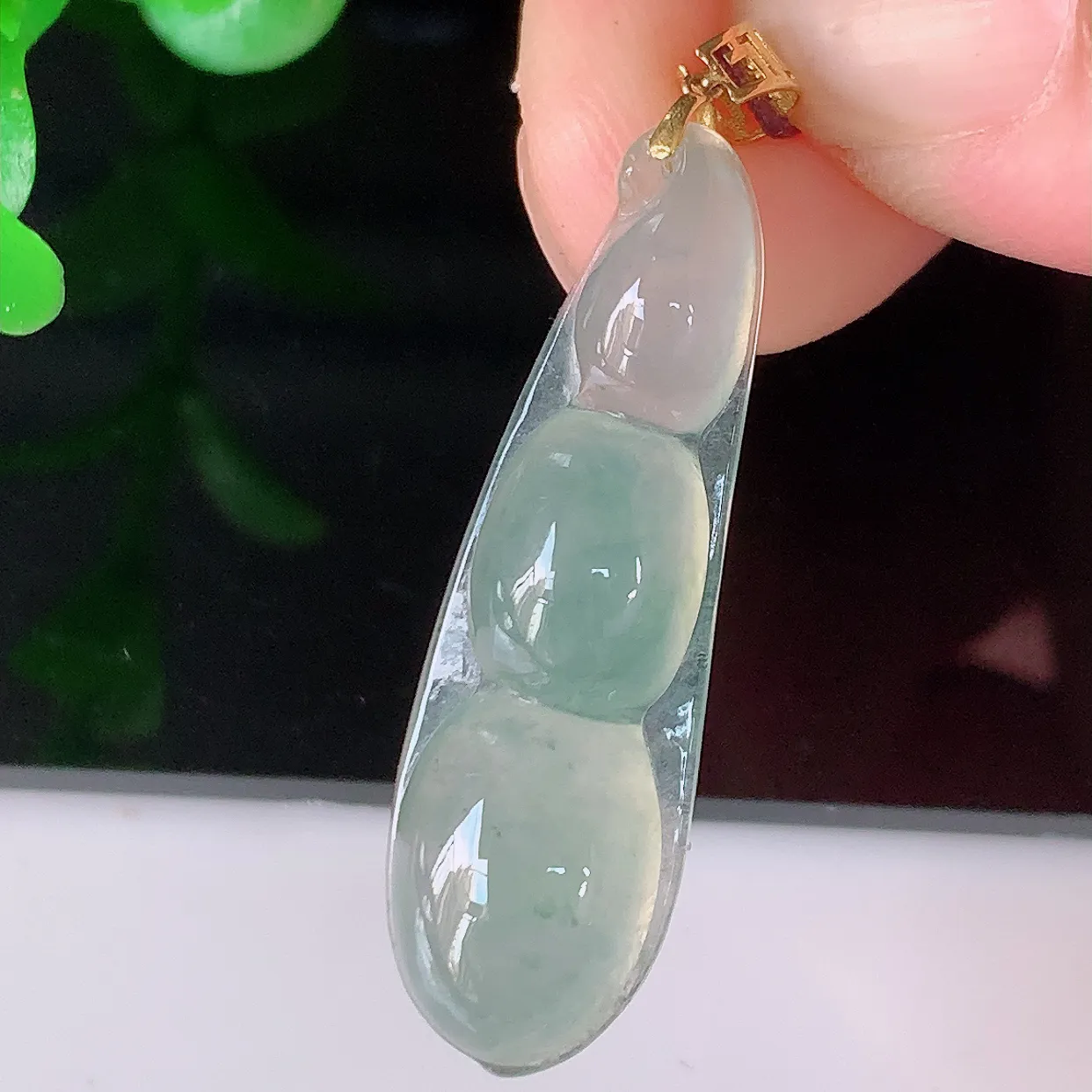 18K金镶嵌冰种翡翠四季豆吊坠，平安豆福豆玉坠，冰润通透，豆粒饱满，寓意：豆蔻年华！#41.9