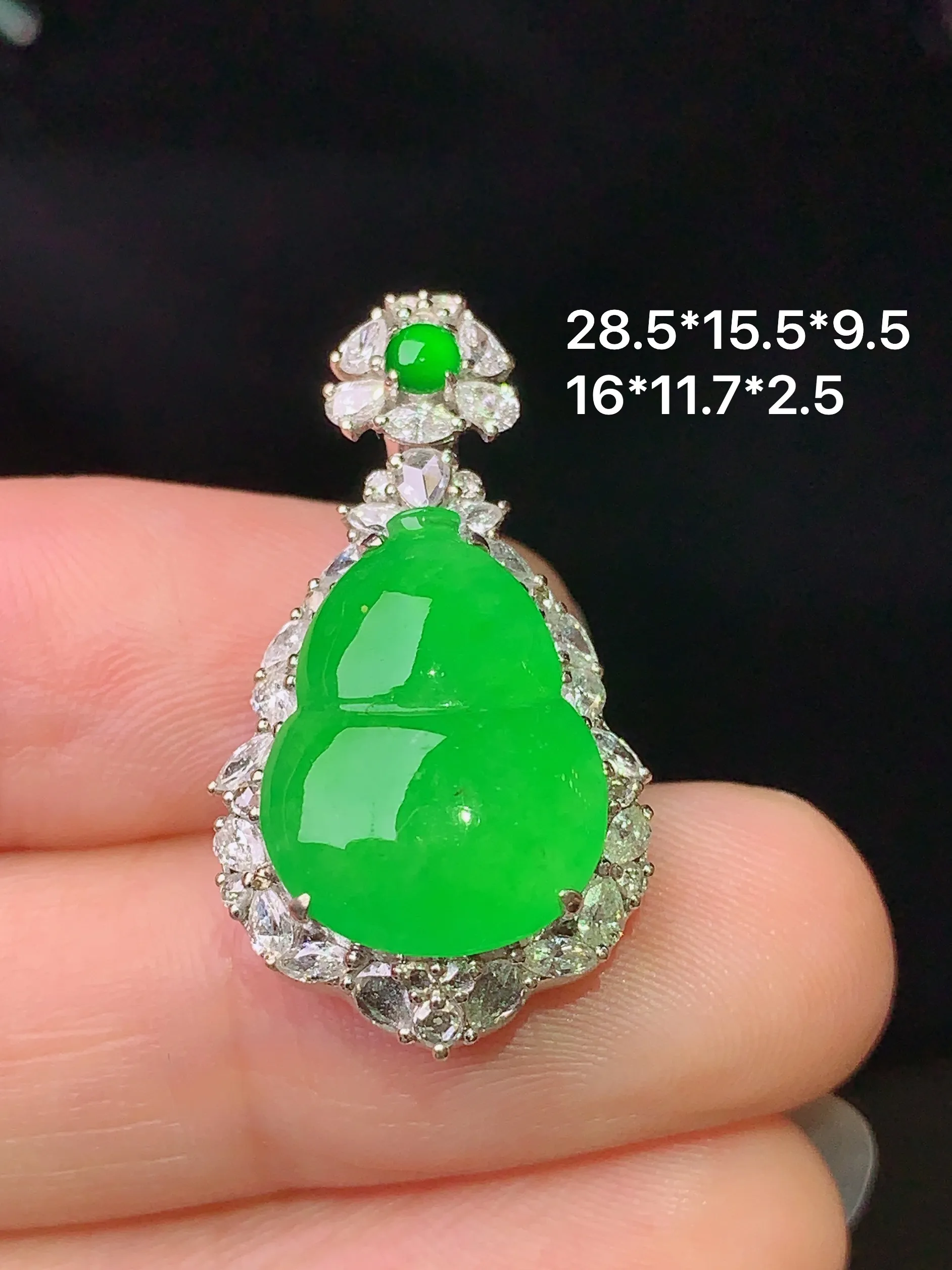 18k金钻镶嵌满绿葫芦吊坠 玉质细腻 色泽清新艳丽 整体尺寸28.5*15.5*9.5