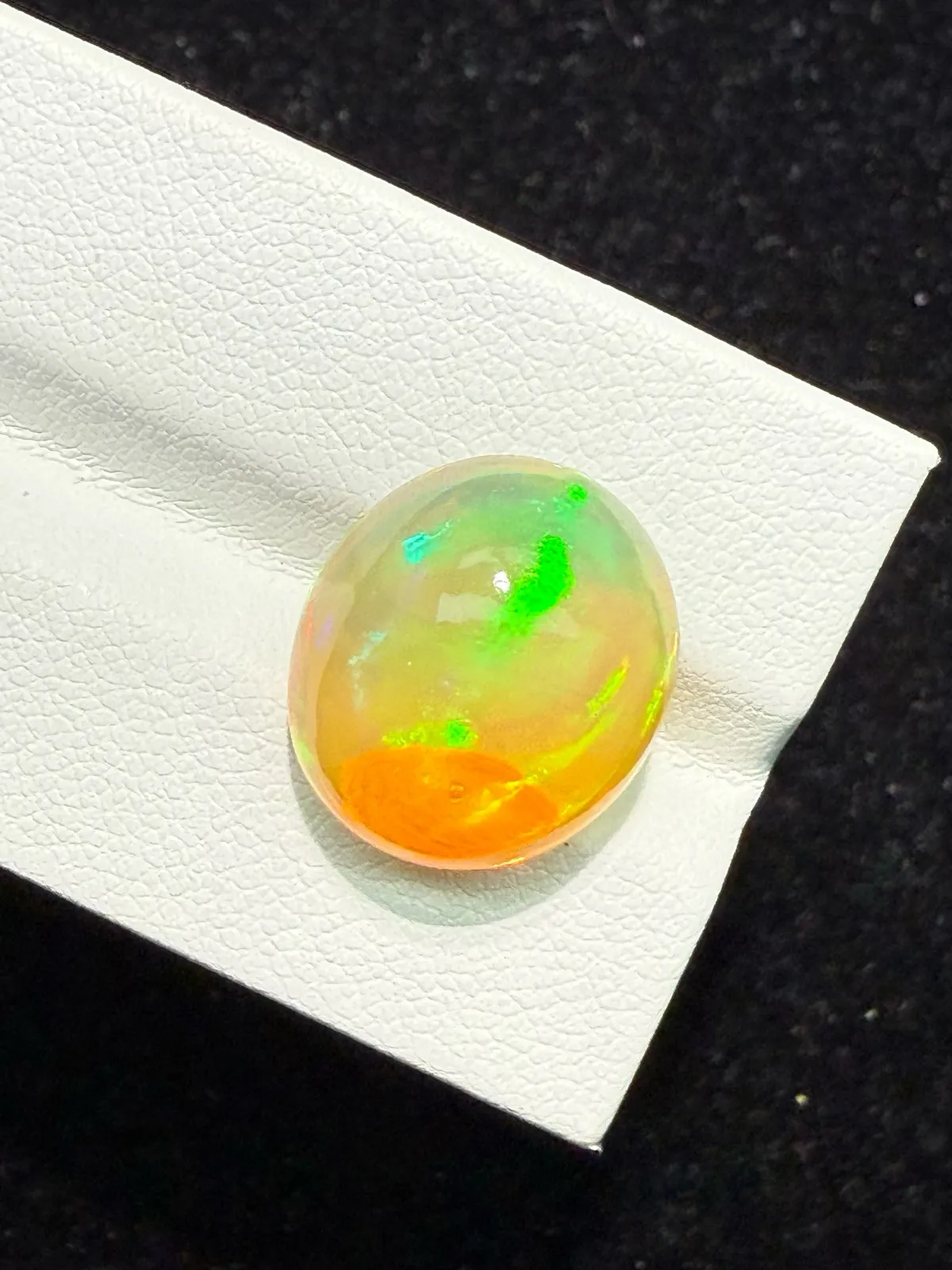 9.535ct天然彩欧泊裸石，尺寸16.1*14*9.3mm，颜色美艳，油画般色彩，火彩足。