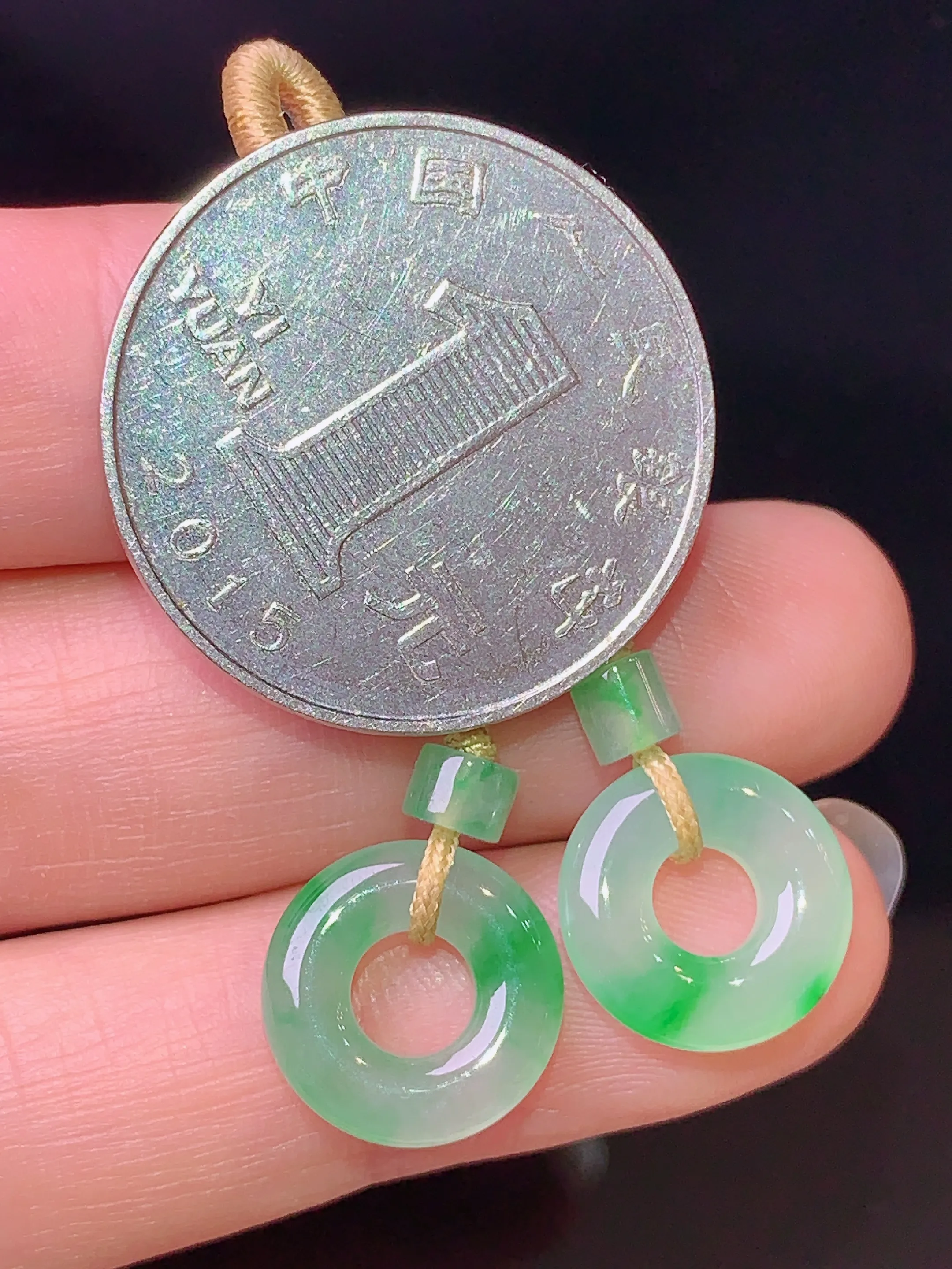 飘绿平安环一对 玉质细腻 色泽清新艳丽 整体尺寸12.2*3.2