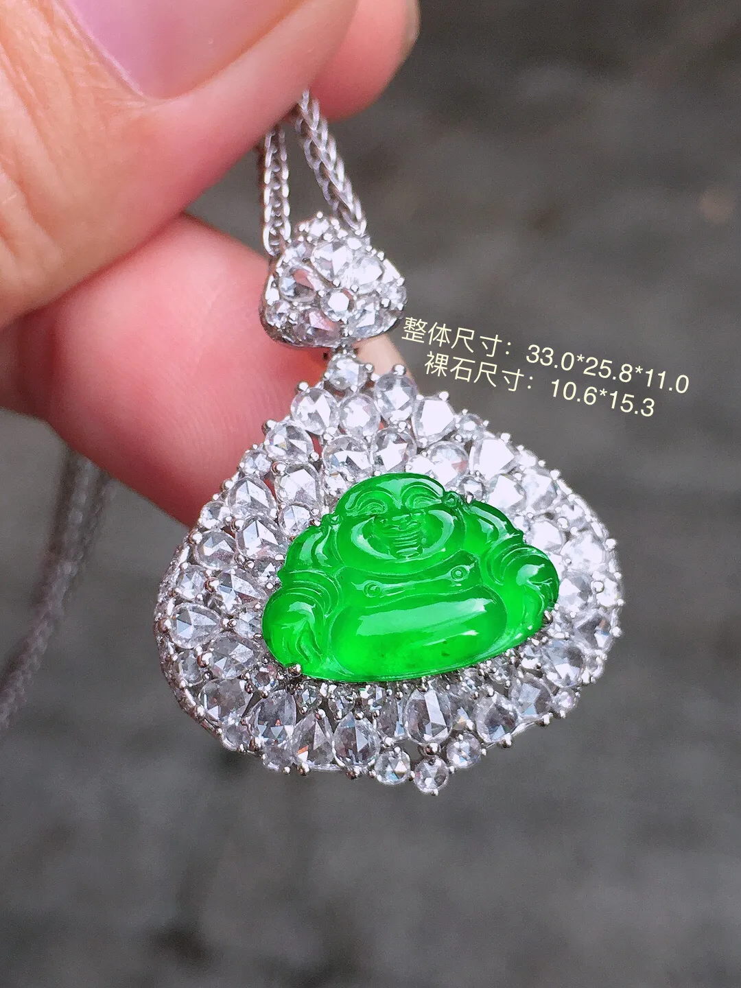 阳绿佛公吊坠，色泽均匀艳丽，玉质细腻，荧光感超
强，饱满圆润，尽显优雅气质，18k
金豪华镶嵌
