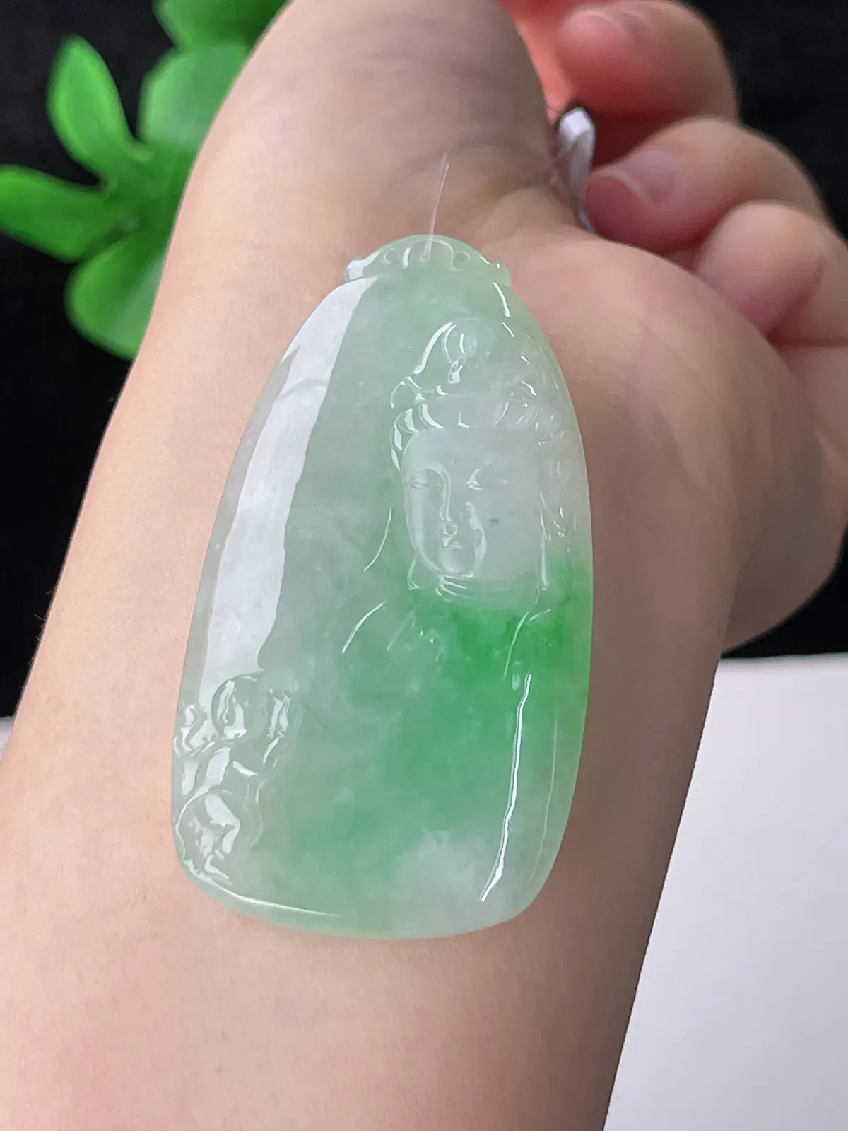 翡翠冰糯种飘绿观音吊坠