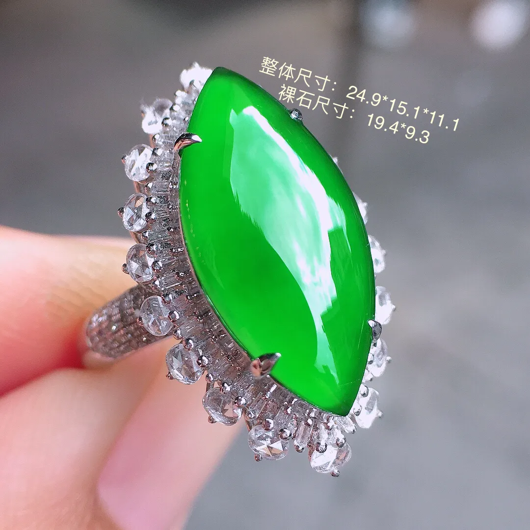 阳绿马眼戒指，色泽均匀艳丽，玉质细腻，荧光感超
强，饱满圆润，尽显优雅气质，18k
金豪华镶嵌