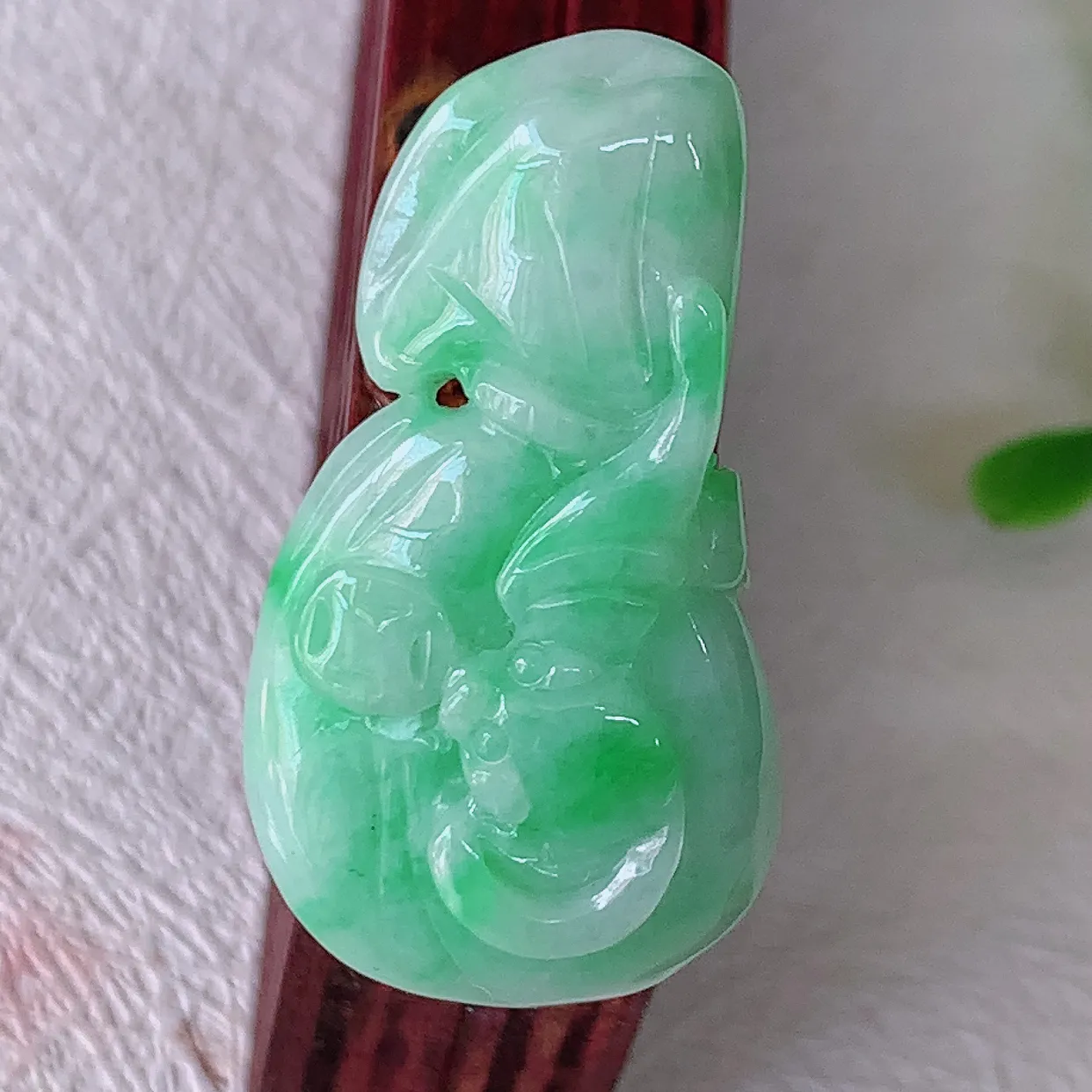 自然光实拍，冰润飘绿翡翠招财钱袋子吊坠，种老水足，雕工精湛 ，寓意美好，佩戴时尚出众！#05.9