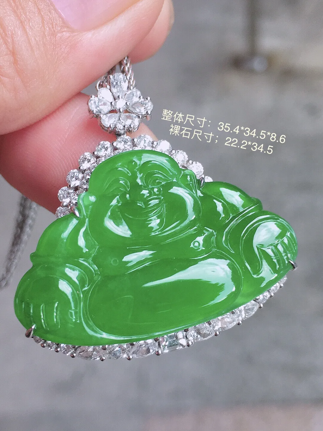 阳绿佛公吊坠，色泽均匀艳丽，玉质细腻，荧光感超
强，饱满圆润，尽显优雅气质，18k
金豪华镶嵌