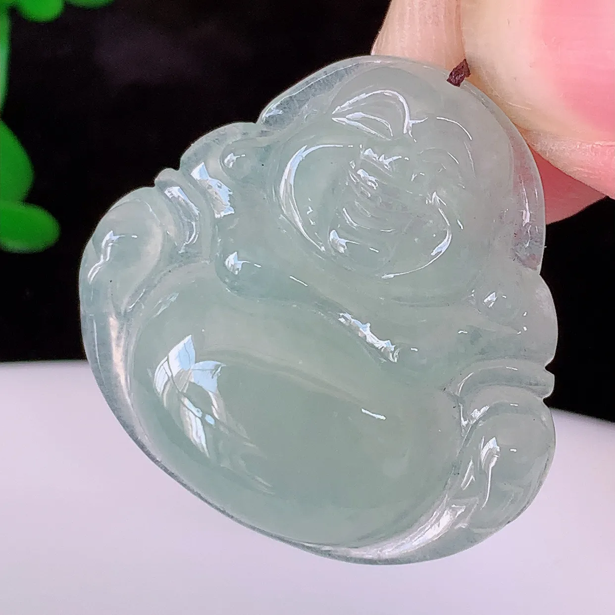 自然光实拍，冰种翡翠佛公，水灵起胶，翠色迷人，佛公在心中，一生平安，饱满圆润，开怀大笑佛公，配戴灵气