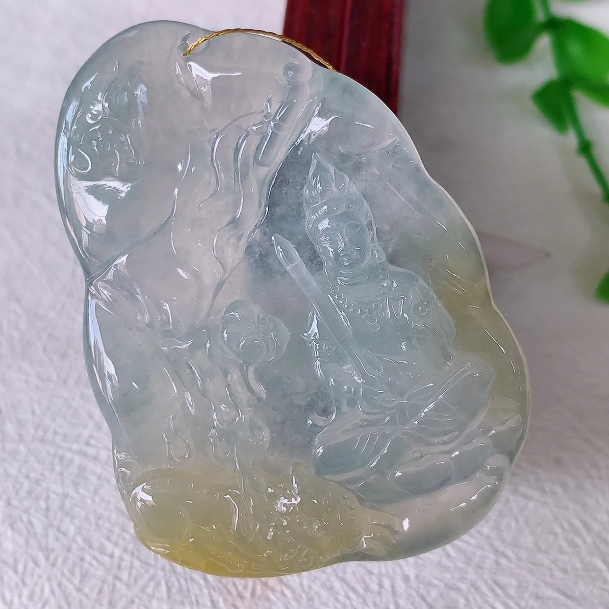 自然光实拍，冰种黄翡双彩翡翠普贤菩萨吊坠，赐福翡翠观音，种水上乘，晶莹剔透，起强玻璃光泽。翠绿迷人，观音面相端庄，佩戴时尚出众！#00.9