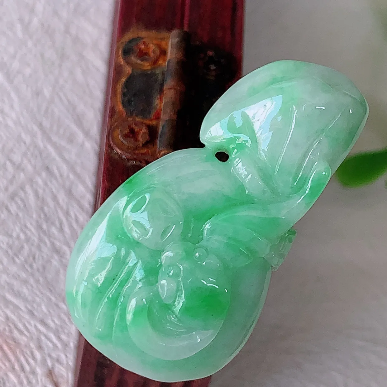 自然光实拍，冰润飘绿翡翠招财钱袋子吊坠，种老水足，雕工精湛 ，寓意美好，佩戴时尚出众！#05.9