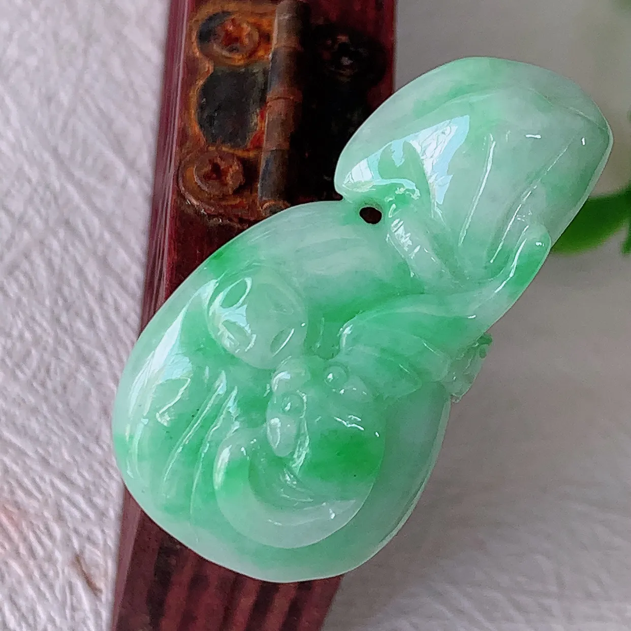 自然光实拍，冰润飘绿翡翠招财钱袋子吊坠，种老水足，雕工精湛 ，寓意美好，佩戴时尚出众！#05.9