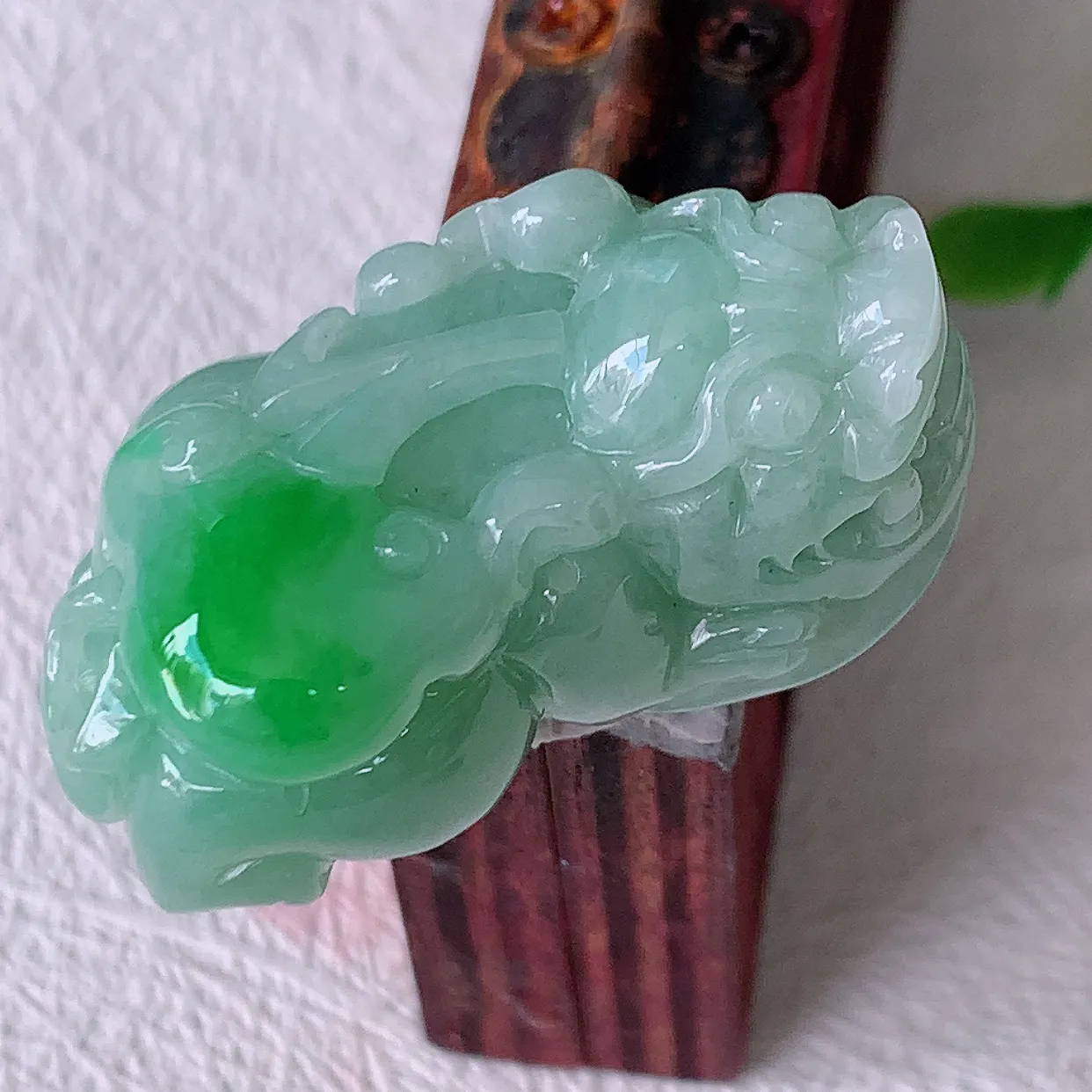 自然光实拍，冰润飘绿翡翠招财貔貅吊坠，民间有“一摸貔貅运程旺盛，再摸貔貅财运滚滚，三摸貔貅平步青云 