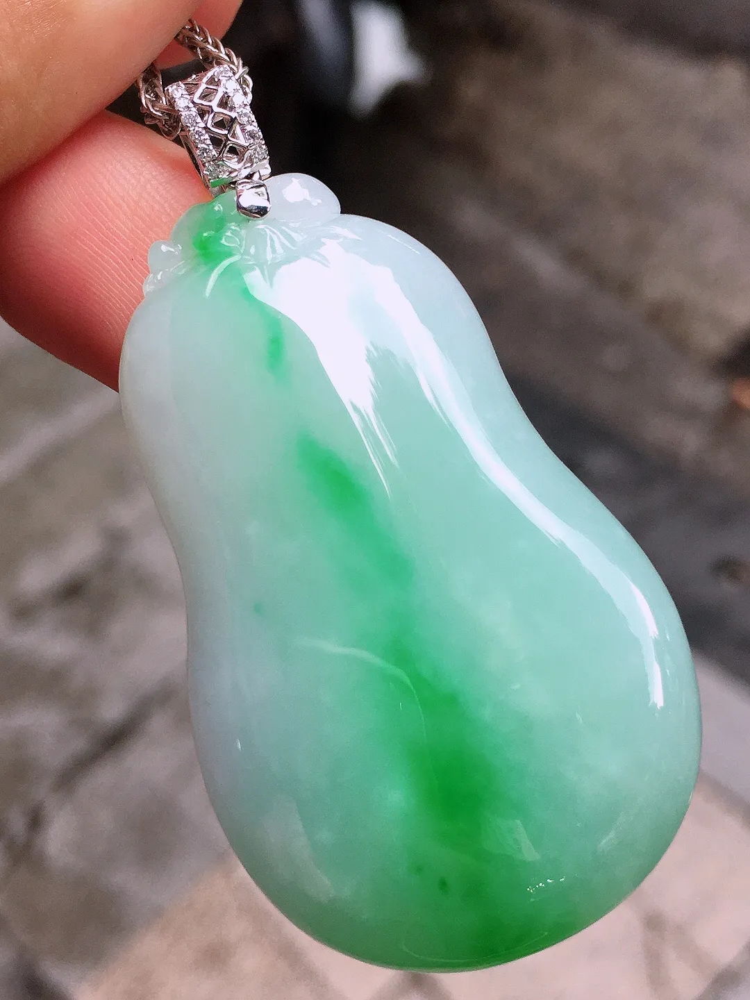 飘绿福瓜吊坠，色泽艳丽，玉质细腻，荧光感超
强，饱满圆润，尽显优雅气质，18k
金豪华镶嵌