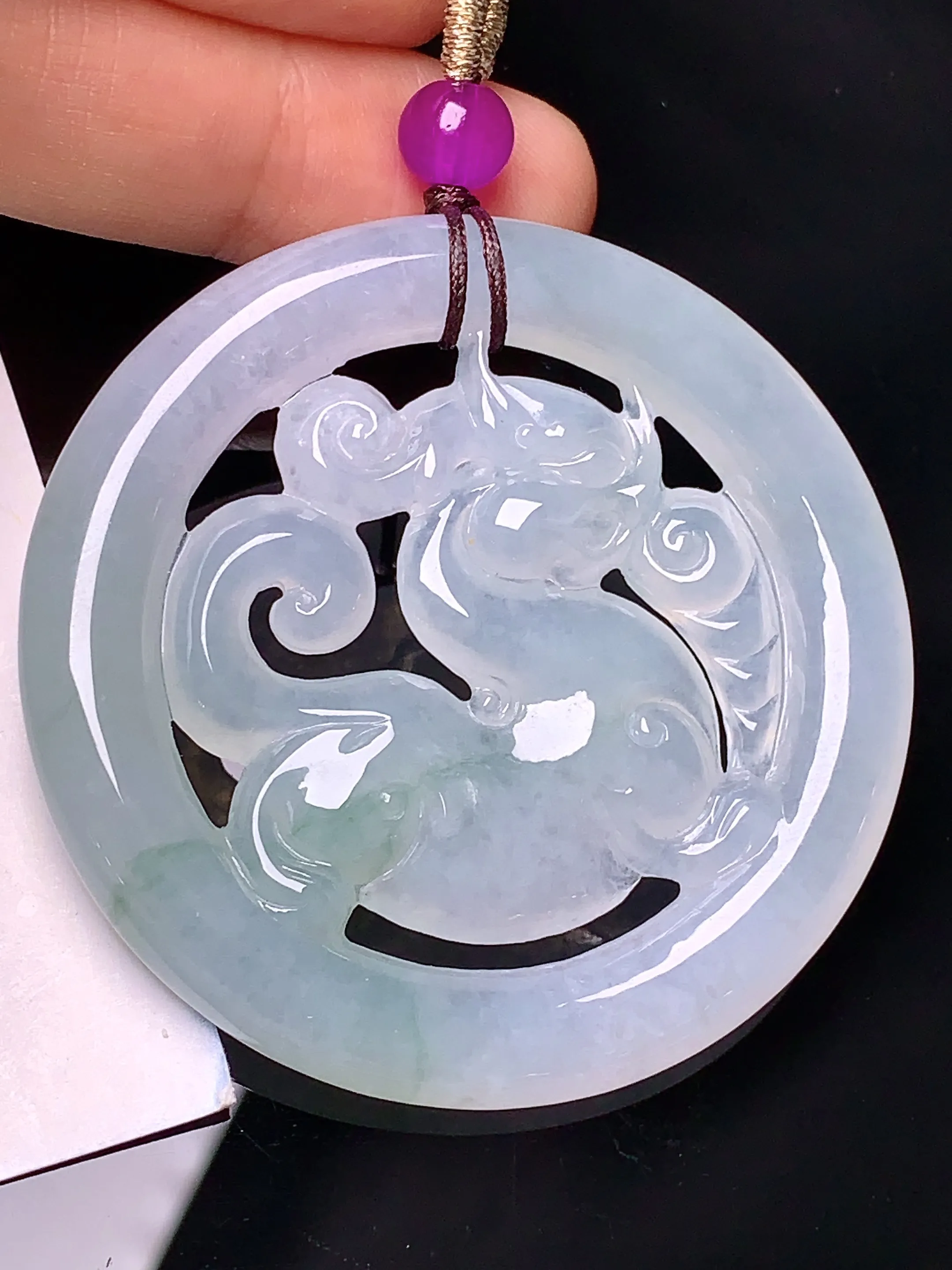 飘绿麒麟牌吊坠 玉质细腻 色泽清新艳丽 整体尺寸50.2*5.3