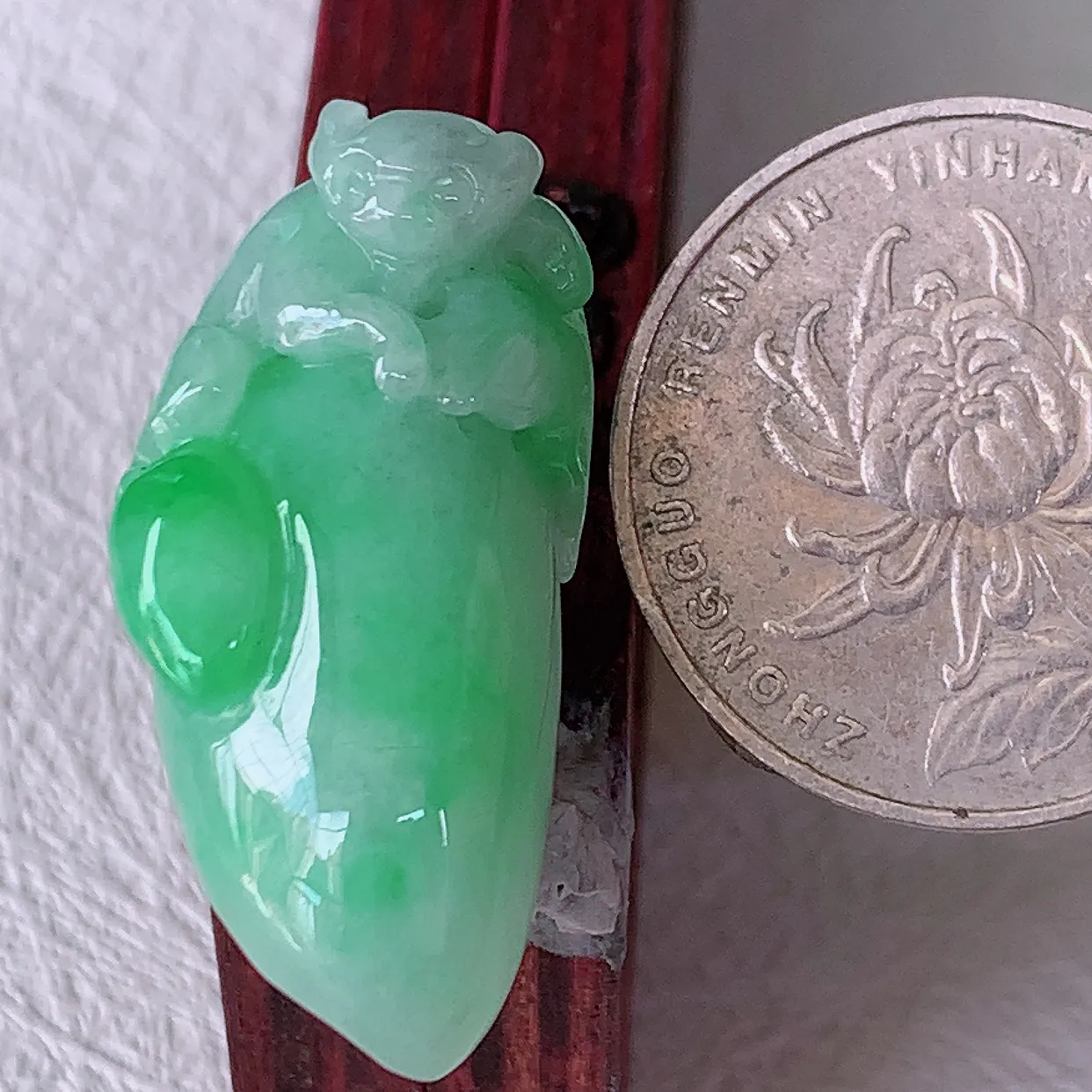 自然光实拍，冰润飘绿翡翠招财福瓜吊坠，翡翠福瓜招财瓜，冰润且起胶感，佩戴效果优雅迷人！#05.9