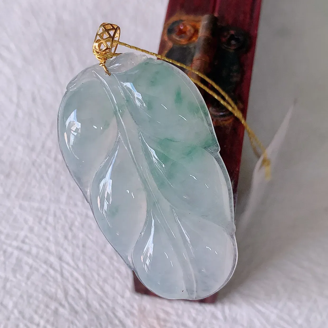 18K金镶嵌冰种飘花翡翠叶子吊坠 ，种水足，色泽清新，工艺精湛，叶子寓意美好；金枝玉叶，事业有成。#00.9