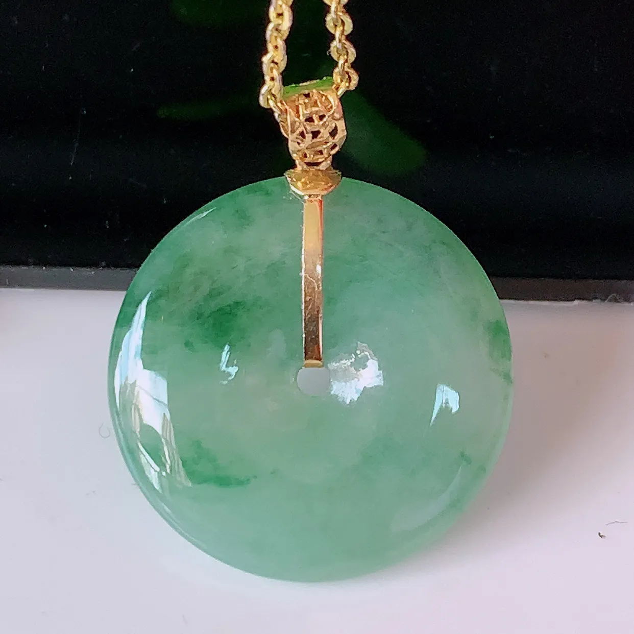18k金镶嵌冰种飘花翡翠平安扣吊坠，款式新颖时尚，日常百搭的款。清秀高雅，佩戴优雅高贵！#46.9