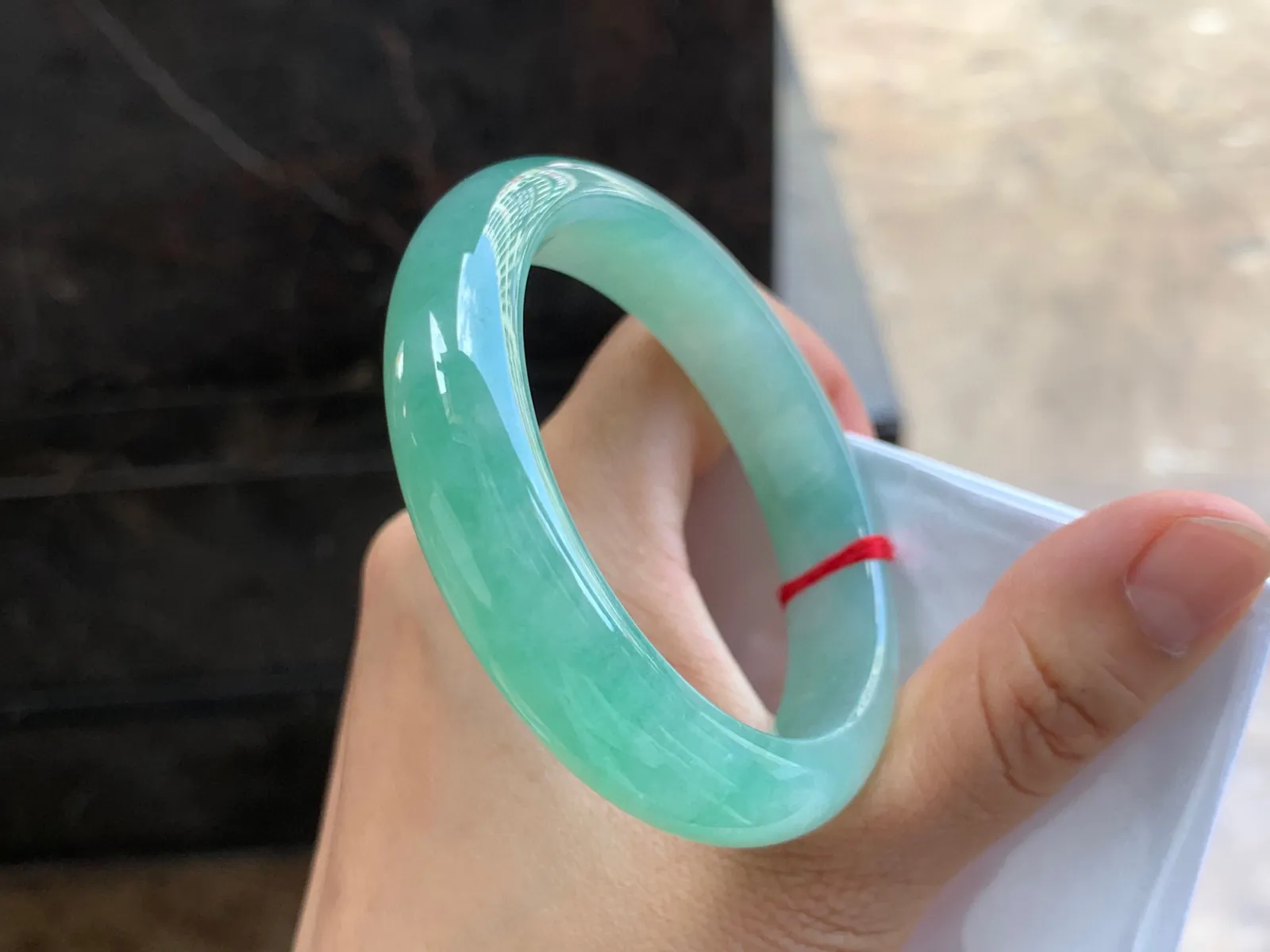 53-12-7.7mm
果绿色手镯 种好水润 翠绿清新 漂亮