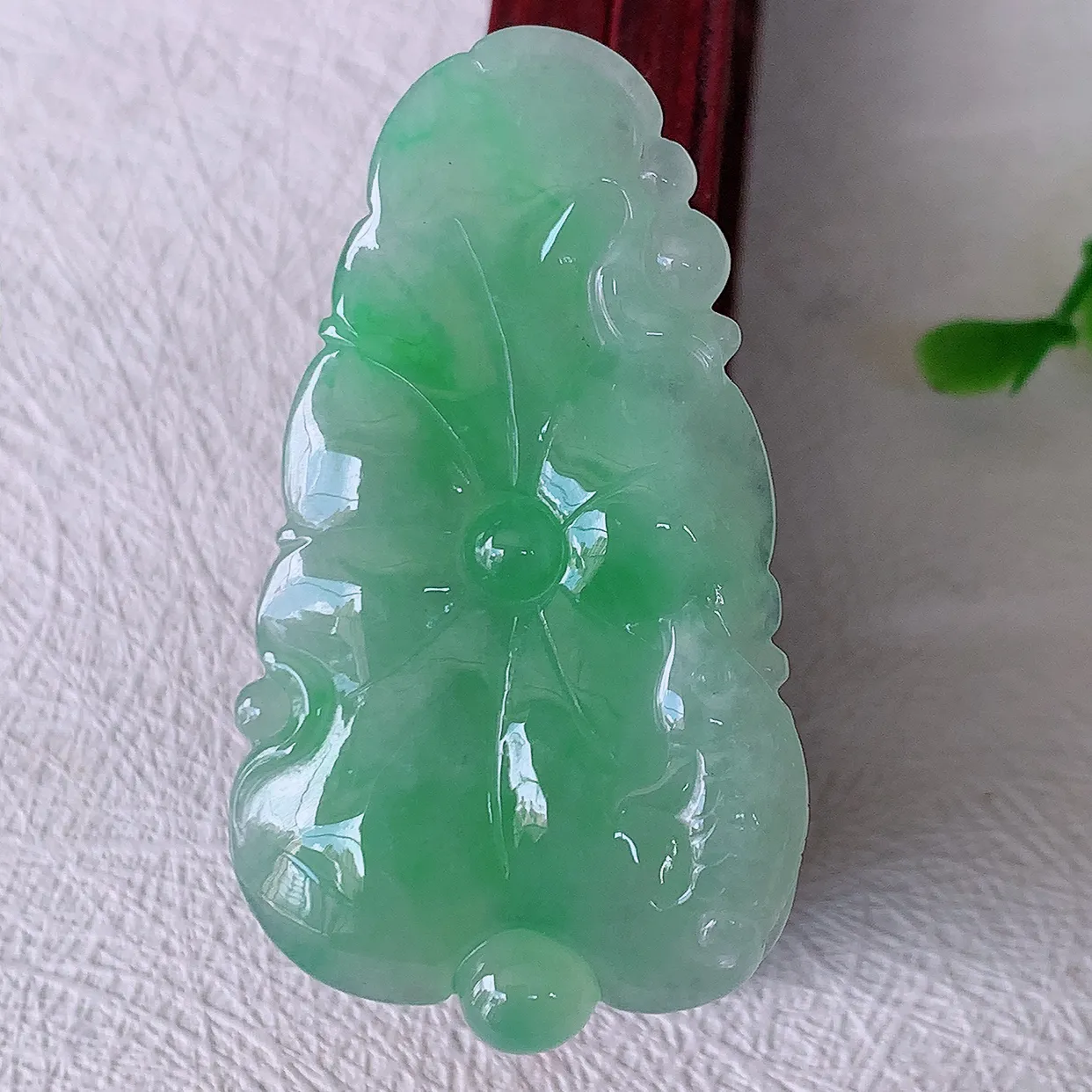 自然光实拍，冰润飘绿翡翠荷叶鱼、和和美美玉坠，财源广进，自然隐逸、荷本是素不着尘之物，有和美之寓意。