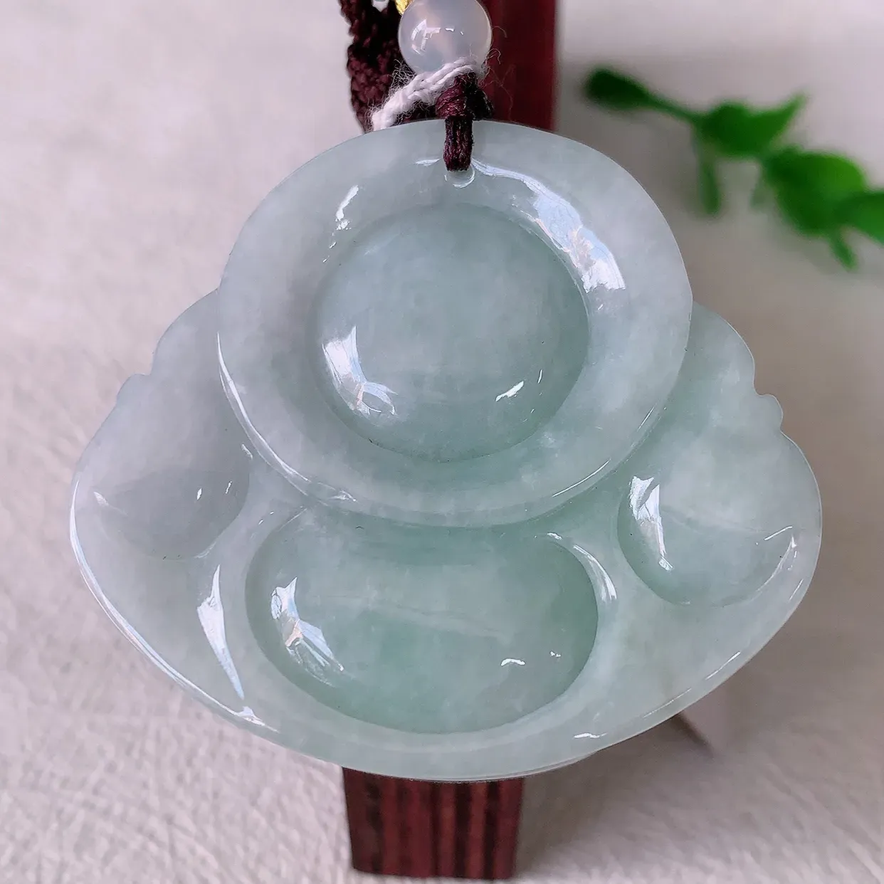 自然光实拍，大件厚装飘绿佛公吊坠，翡翠笑佛，饱满，开脸喜庆，配戴优雅迷人！#46.9