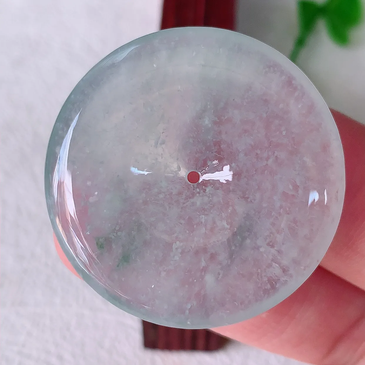 自然光实拍，冰种飘花平安扣吊坠，翡翠平安扣，形体饱满圆润，平安扣肥嘟嘟的，平平安安，平安扣种水很好，配戴精美！#00.9