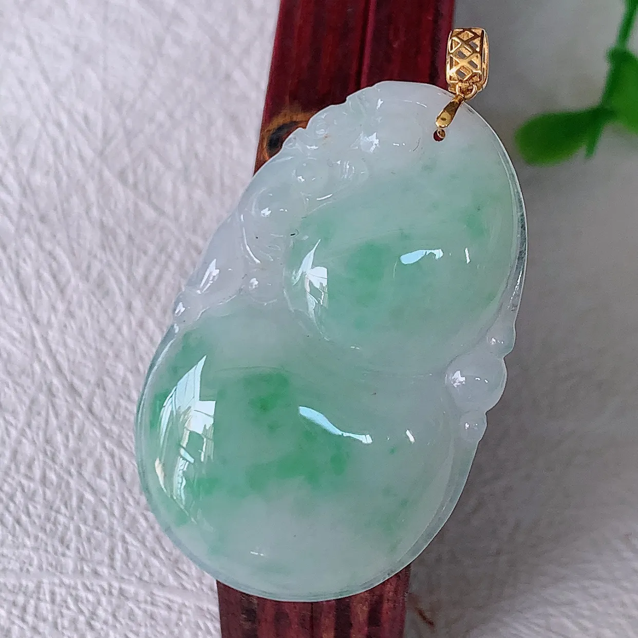 18K金镶嵌冰润飘绿翡翠葫芦吊坠，葫芦寓意福禄双全，财源滚滚，佩戴效果优雅迷人！#00.9