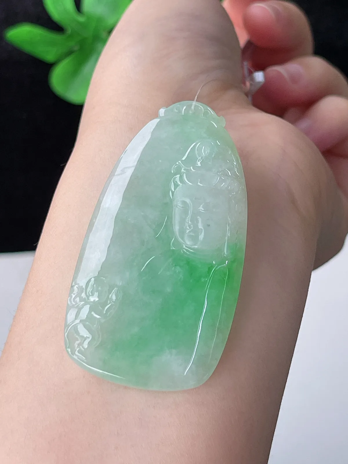 翡翠冰糯种飘绿观音吊坠