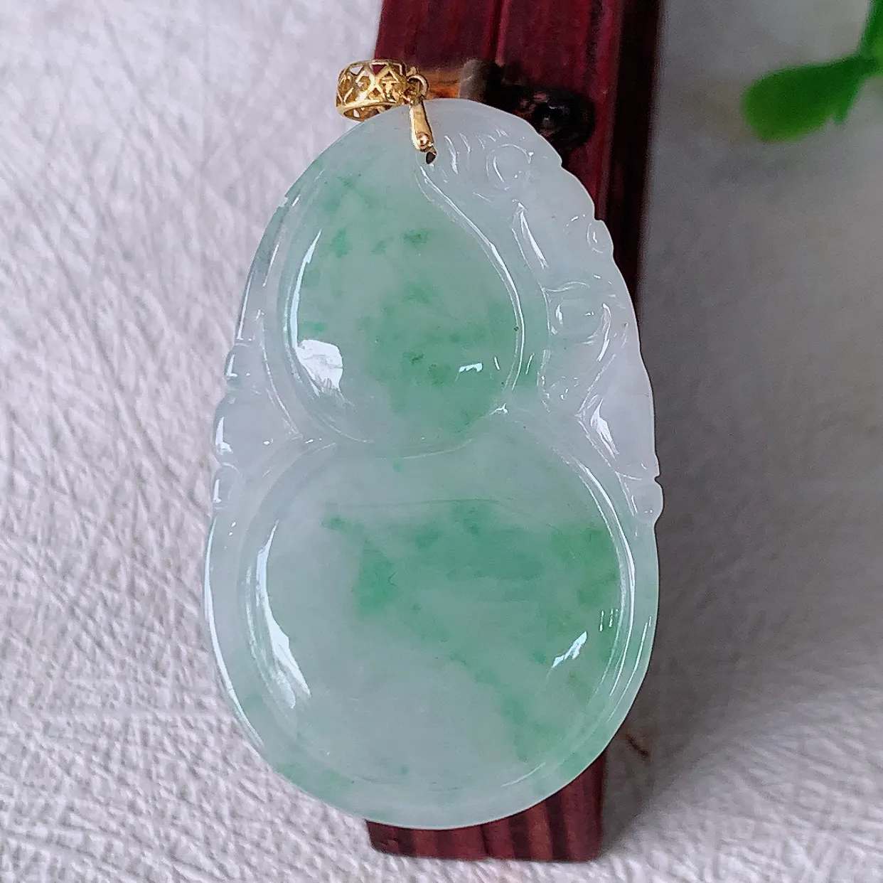 18K金镶嵌冰润飘绿翡翠葫芦吊坠，葫芦寓意福禄双全，财源滚滚，佩戴效果优雅迷人！#00.9