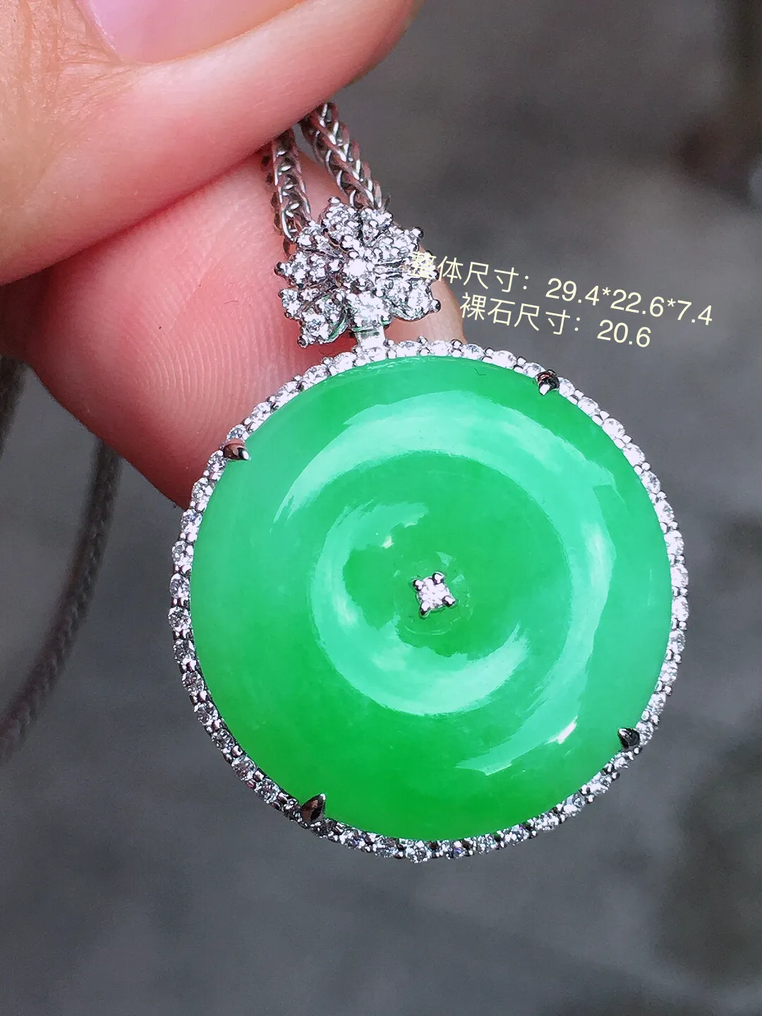 阳绿平安扣吊坠，色泽均匀艳丽，玉质细腻，荧光感超
强，饱满圆润，尽显优雅气质，18k
金豪华镶嵌