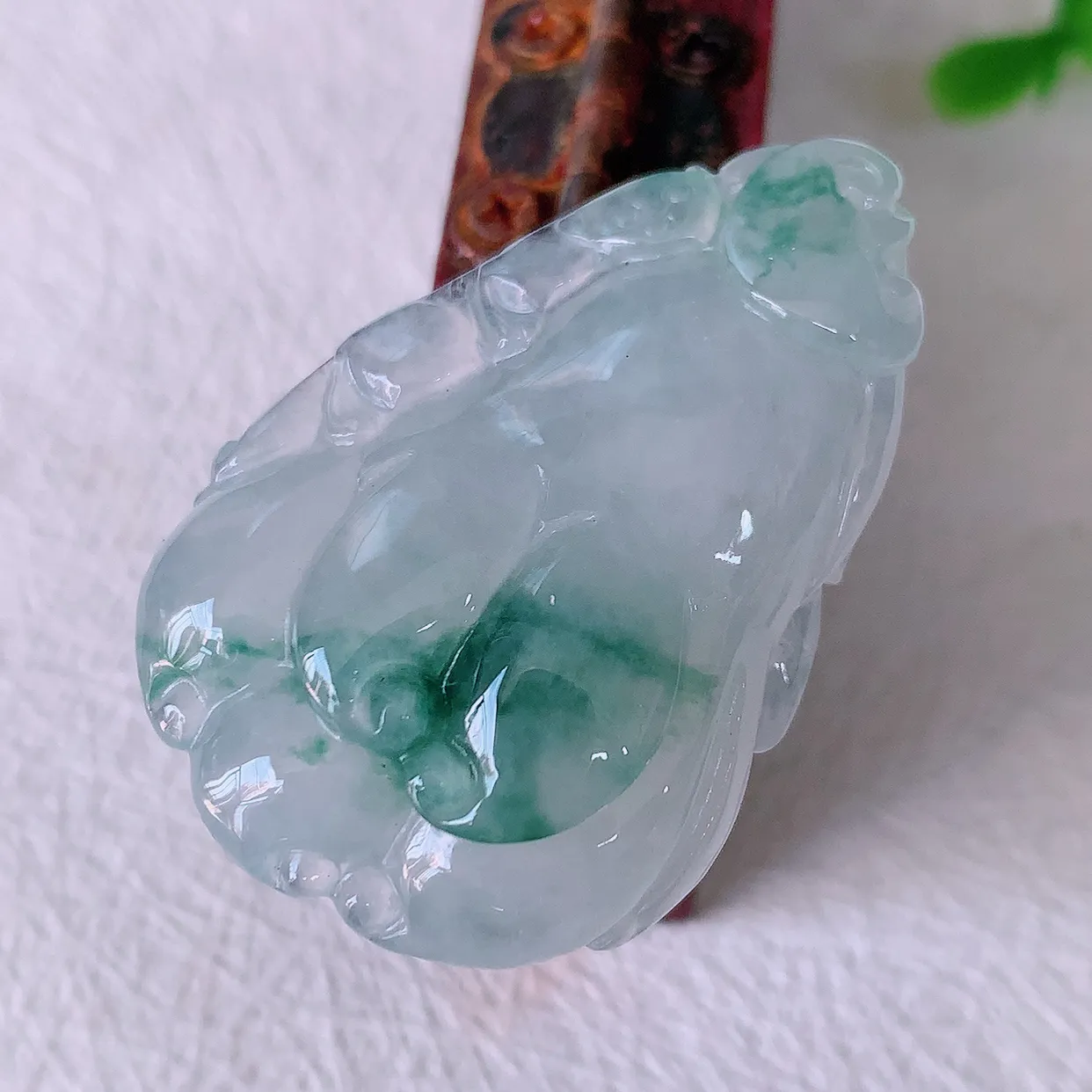 自然光实拍，冰种飘花翡翠佛手吊坠，种老水足，雕工精湛 ，寓意美好，佩戴时尚出众！#46.9