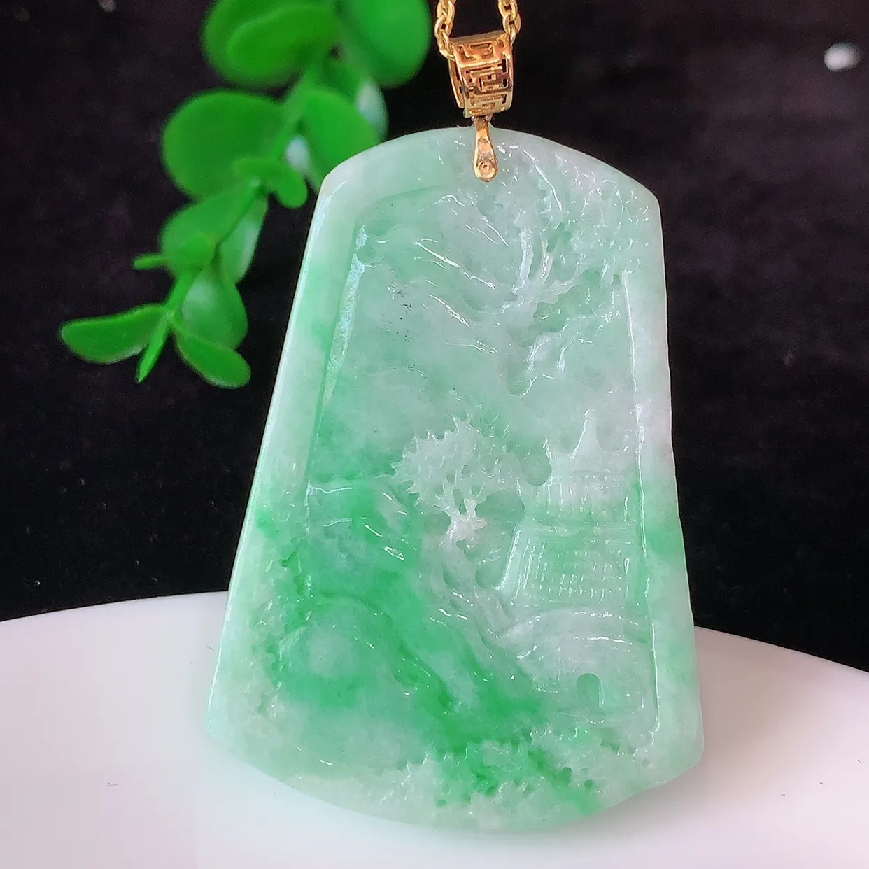 自然光实拍，18K金镶嵌飘阳绿翡翠山水牌吊坠，翡翠山水，立体生动形象，山水素材布局合理，意境感佳，佩戴上身效果更高贵 #1.9整体49裸石43.8-32*7.8