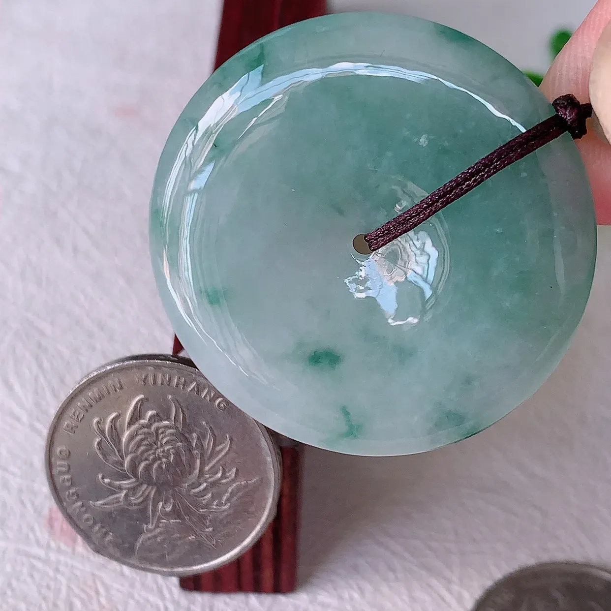 自然光实拍，冰飘花翡翠平安扣吊坠，冰透，灵动飘逸，寓意平平安安，平安扣佩戴端庄漂亮！#05.9