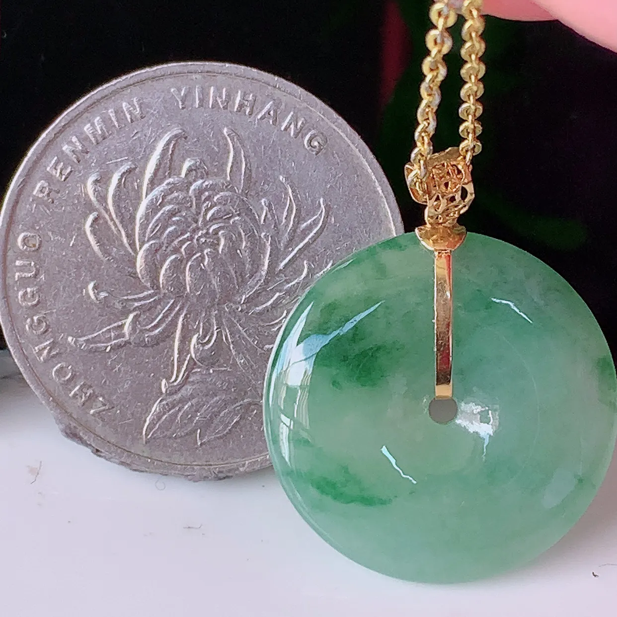 18k金镶嵌冰种飘花翡翠平安扣吊坠，款式新颖时尚，日常百搭的款。清秀高雅，佩戴优雅高贵！#46.9