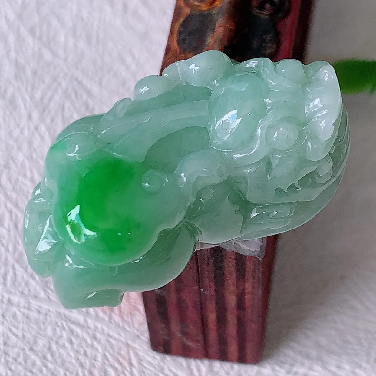 自然光实拍，冰润飘绿翡翠招财貔貅吊坠，民间有“一摸貔貅运程旺盛，再摸貔貅财运滚滚，三摸貔貅平步青云 ”的美好祝愿。#05.9