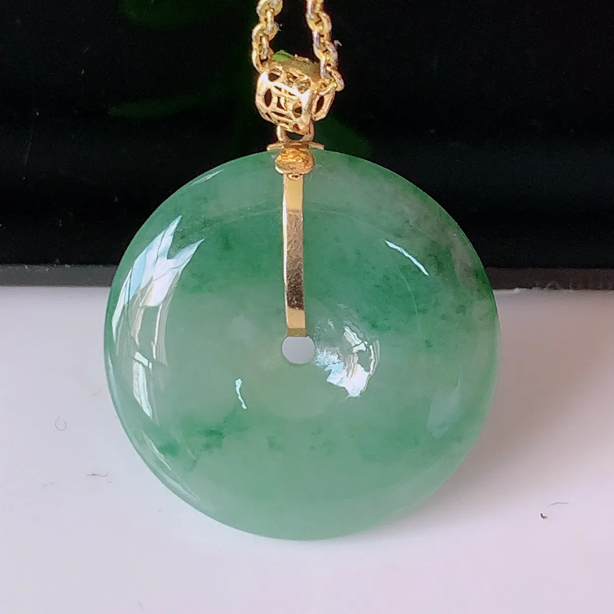 18k金镶嵌冰种飘花翡翠平安扣吊坠，款式新颖时尚，日常百搭的款。清秀高雅，佩戴优雅高贵！#46.9