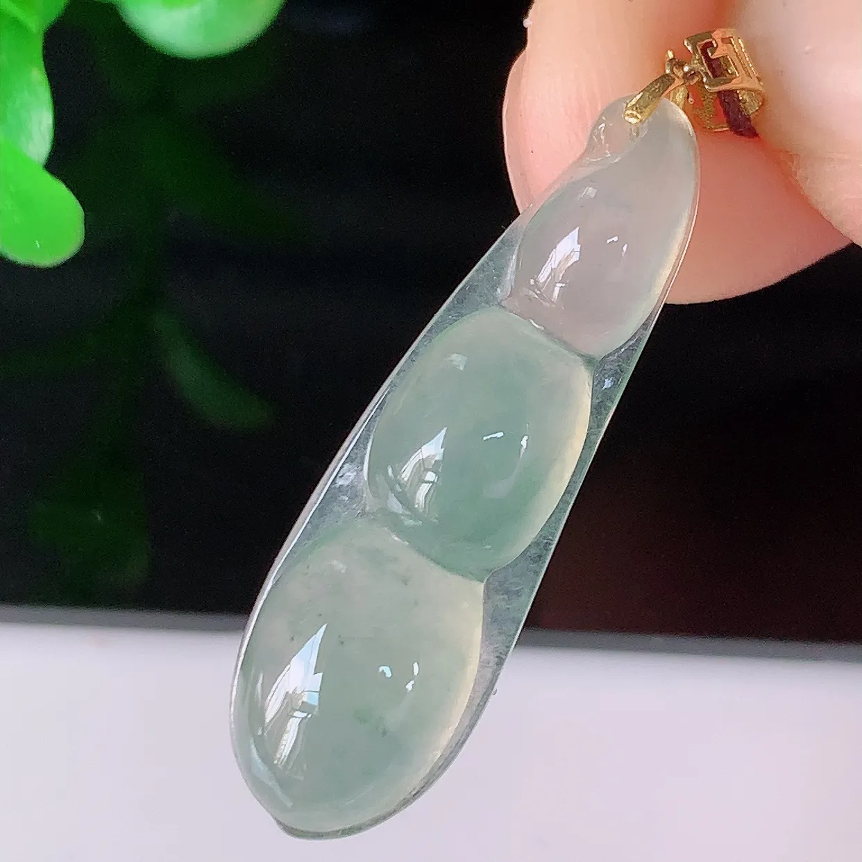 18K金镶嵌冰种翡翠四季豆吊坠，平安豆福豆玉坠，冰润通透，豆粒饱满，寓意：豆蔻年华！#41.9