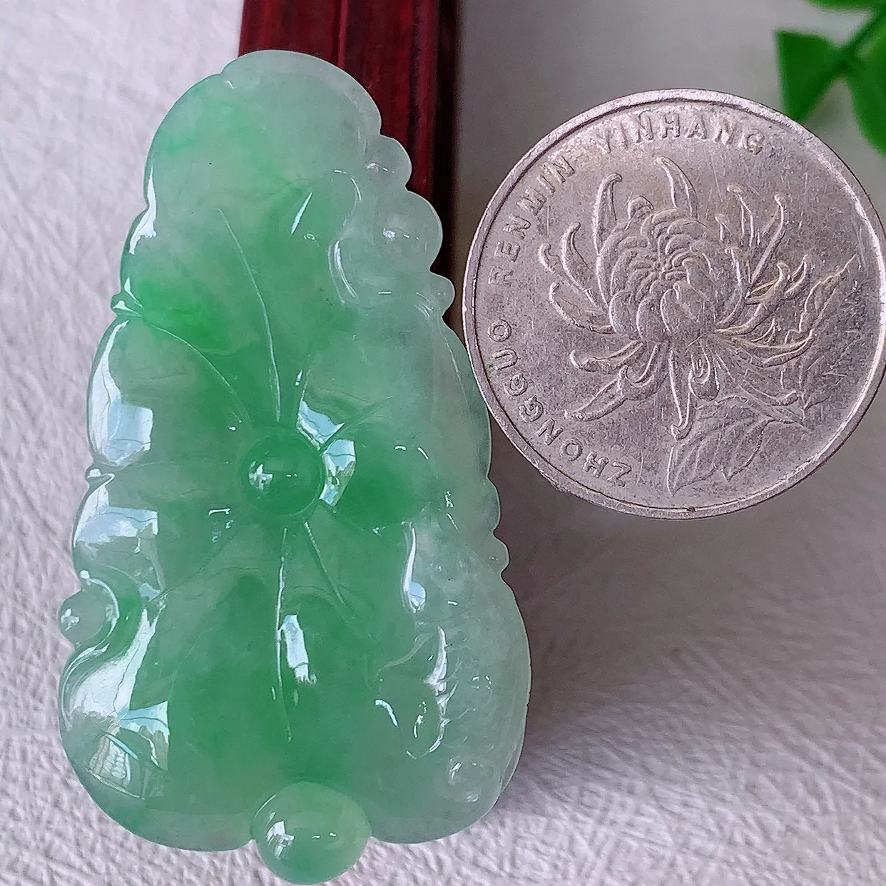 自然光实拍，冰润飘绿翡翠荷叶鱼、和和美美玉坠，财源广进，自然隐逸、荷本是素不着尘之物，有和美之寓意。#05.9