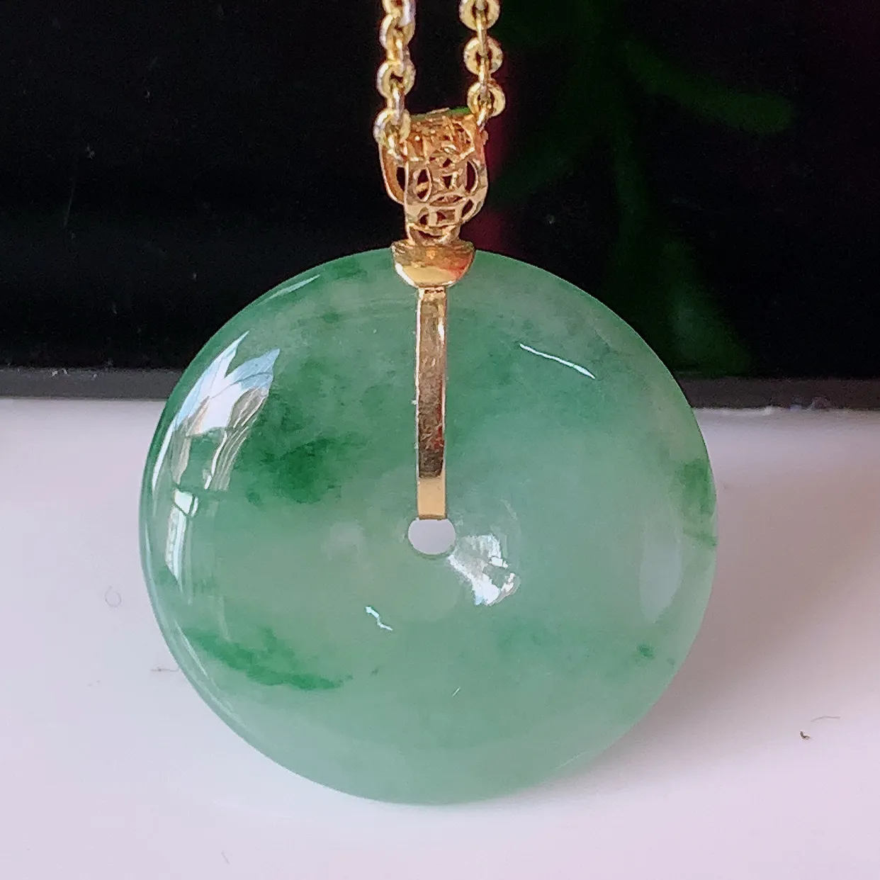 18k金镶嵌冰种飘花翡翠平安扣吊坠，款式新颖时尚，日常百搭的款。清秀高雅，佩戴优雅高贵！#46.9