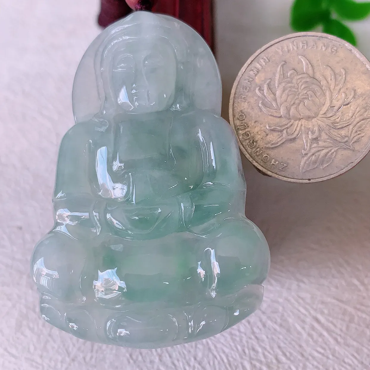 自然光实拍，冰种飘花观音吊坠，赐福翡翠观音，翠绿迷人，观音面相端庄，佩戴时尚出众！#46.9