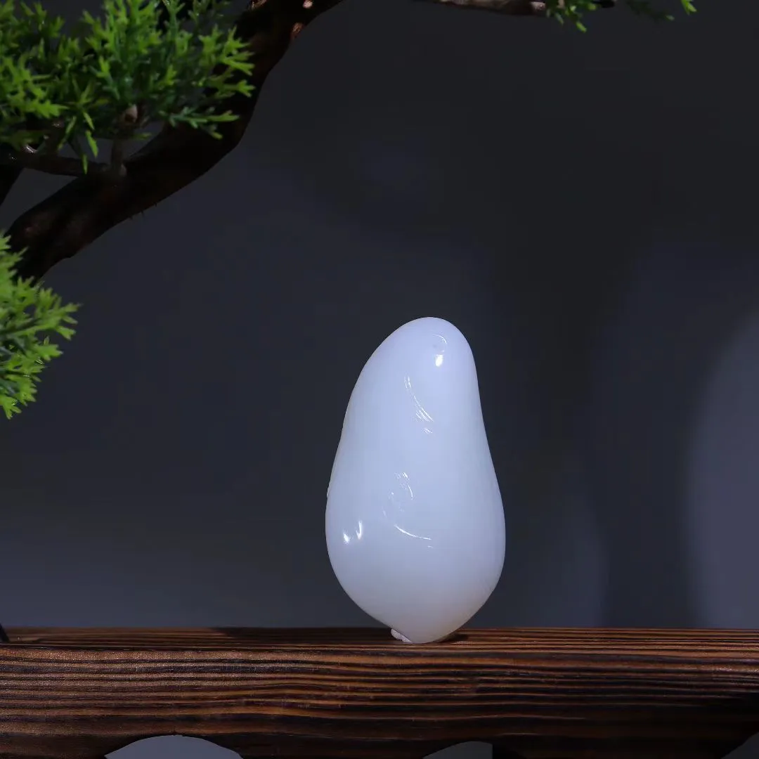 超值精品
【福豆】摹写自然生动，豆角刻画细致逼真，翩翩迎风摇清响，幻化自然人称奇。和田白玉，洁白无瑕，冰透细腻，造型摇曳灵动、无上贵重珍品、俗称福豆；连中三元，福、禄、寿三者齐全，多子多福，四季发财，吉祥如意。
【规格】73-42-31mm，116.5g