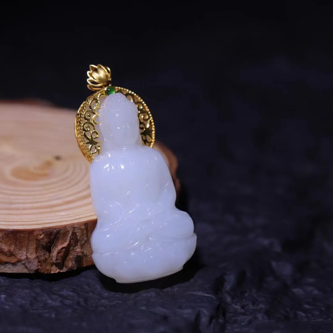 精品美物
【大日如来】和田老坑白玉羊脂白，凝润若脂，温润而泽，结构细糯。精心雕琢，意境幽生。滴水成佛，清灵佛境油然而生。方寸之间，天地无垠，一花一世界，一木一浮生，一方一净土，一叶一如来。
【规格】43-23-13mm，19.3g