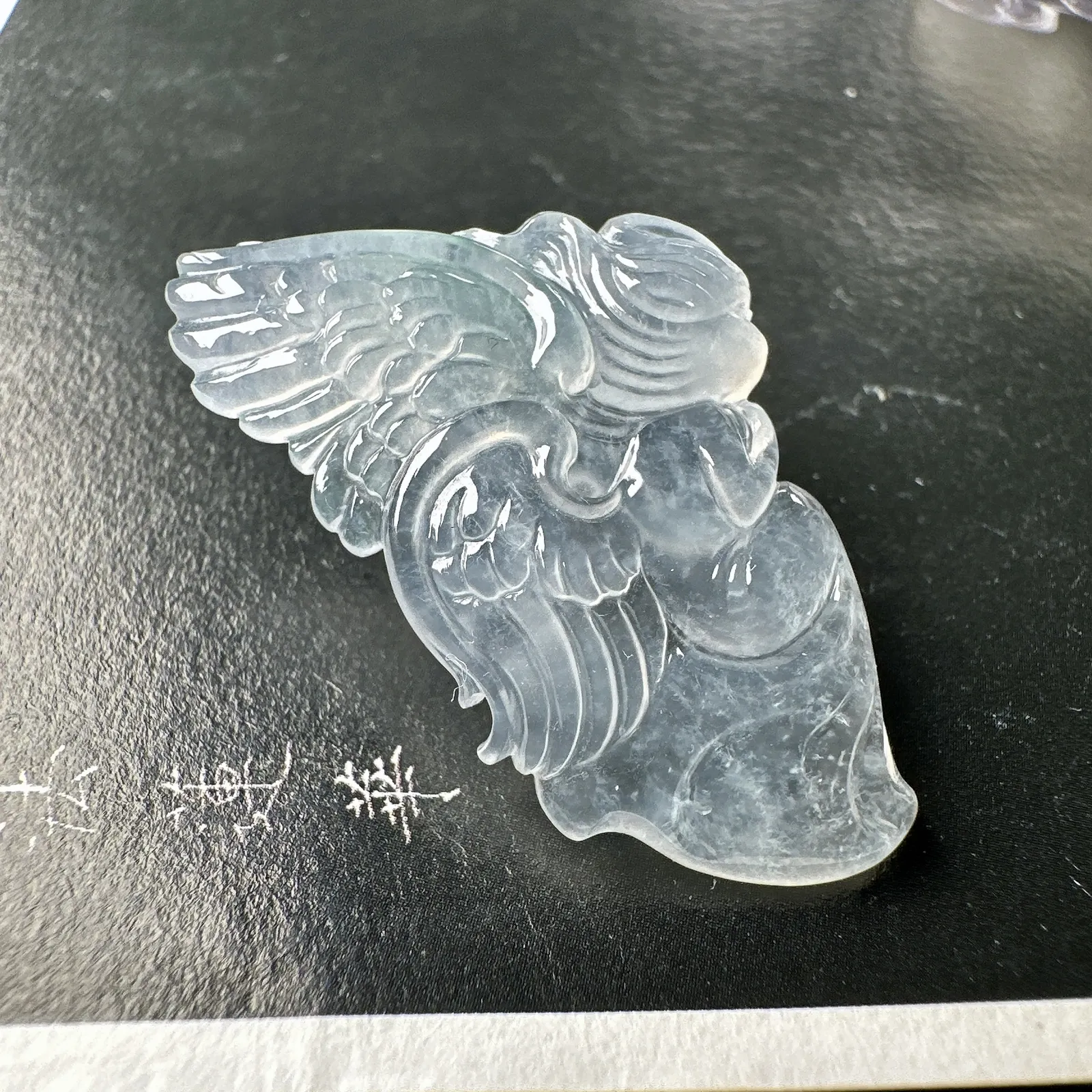 【冰种天使】冰胶感很强，质地细腻冰润，通透起光。雕刻的小天使很可爱，喜气洋洋，佩戴效果不错