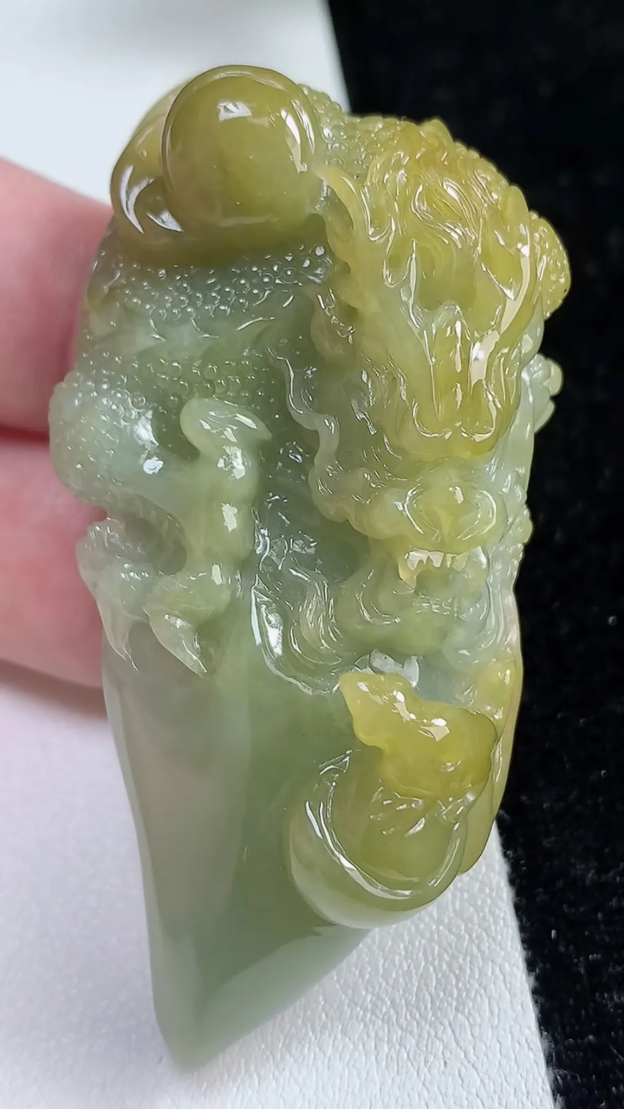 缅甸天然翡翠a货 老坑料起胶冰润 黄翡双彩霸气龙牌吊坠，尺寸66-34-14mm  y 45.30