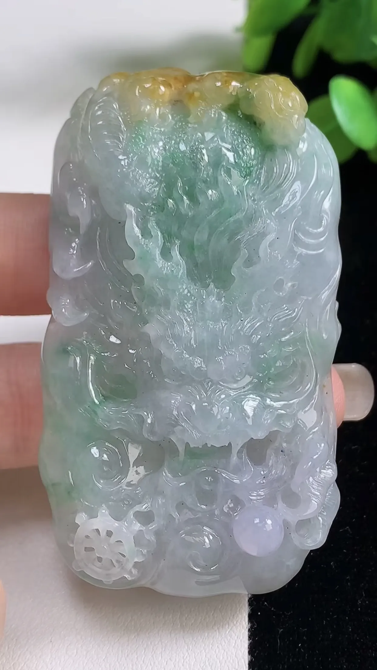 缅甸天然翡翠a货 老坑料起胶冰种 双彩黄加绿霸气龙牌吊坠，尺寸56.4-37-10.7mm  y 52.57