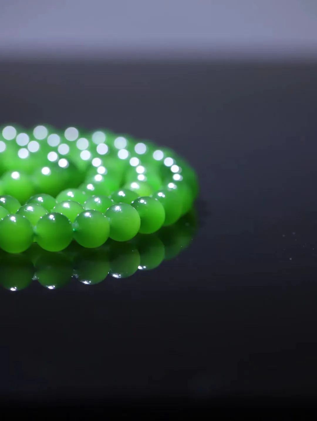 ️️碧玉《菠菜绿》108颗
感觉拉满；
颜色靓丽，绿的好鲜活随便一搭松弛感拉满，喜欢这种经得起时间打磨的美，
不必刻意雕琢，已然足够动人；

规格：10mm重量：150g