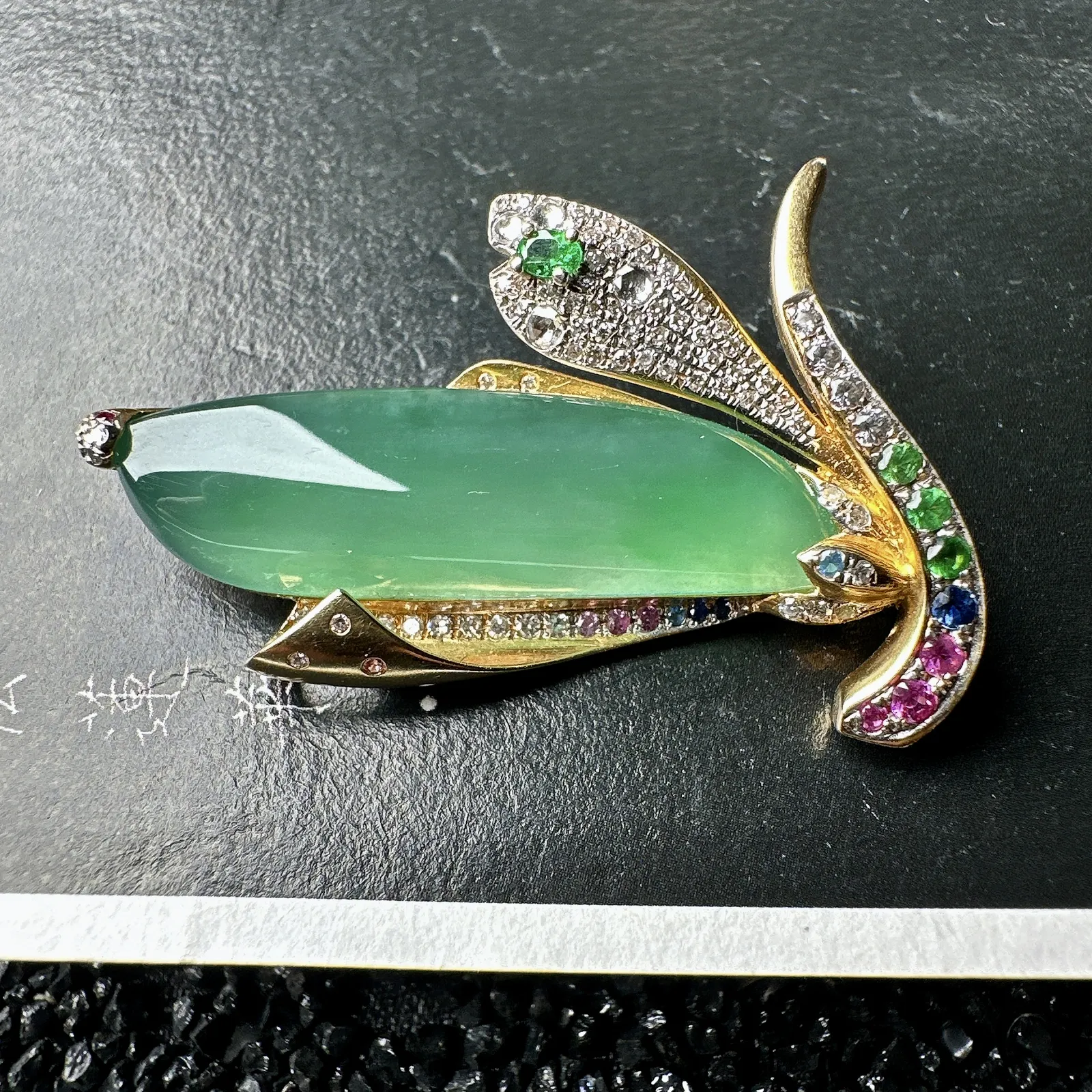 【冰种满绿随形胸针】淡绿色泽，饱满圆润，光泽闪耀，流行款，18K金钻镶嵌，裸石尺寸33*9.4*5.5毫米
